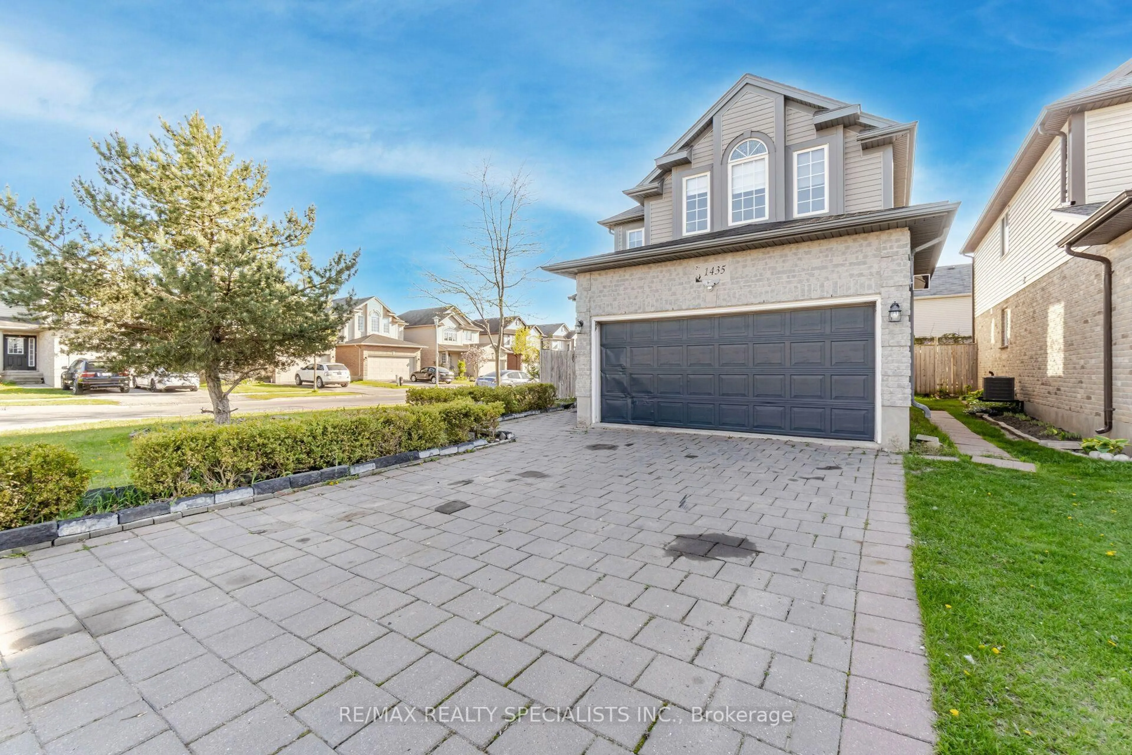 A pic from outside/outdoor area/front of a property/back of a property/a pic from drone, street for 1435 Mickleborough Dr, London North Ontario N6G 5R5