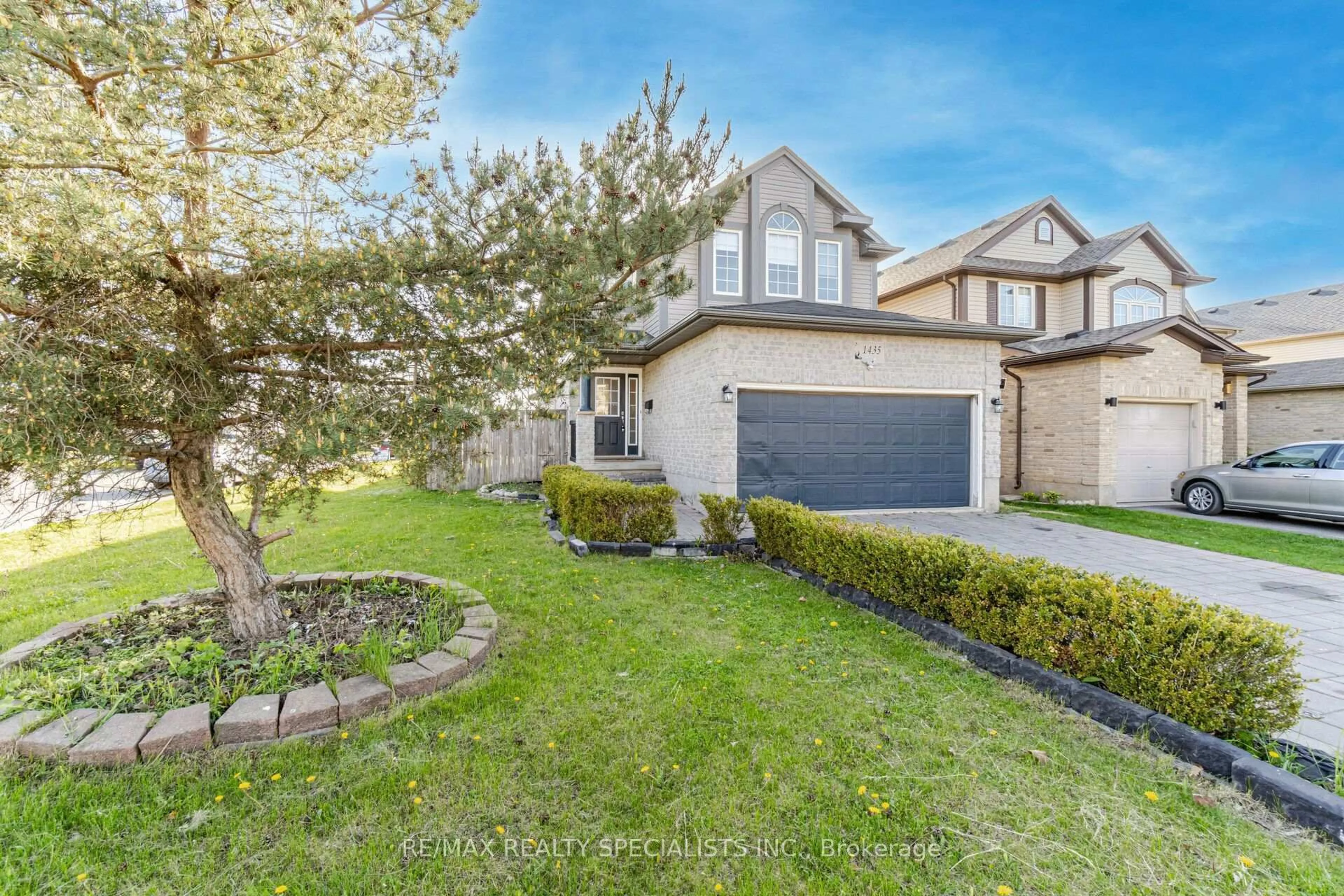 A pic from outside/outdoor area/front of a property/back of a property/a pic from drone, street for 1435 Mickleborough Dr, London North Ontario N6G 5R5