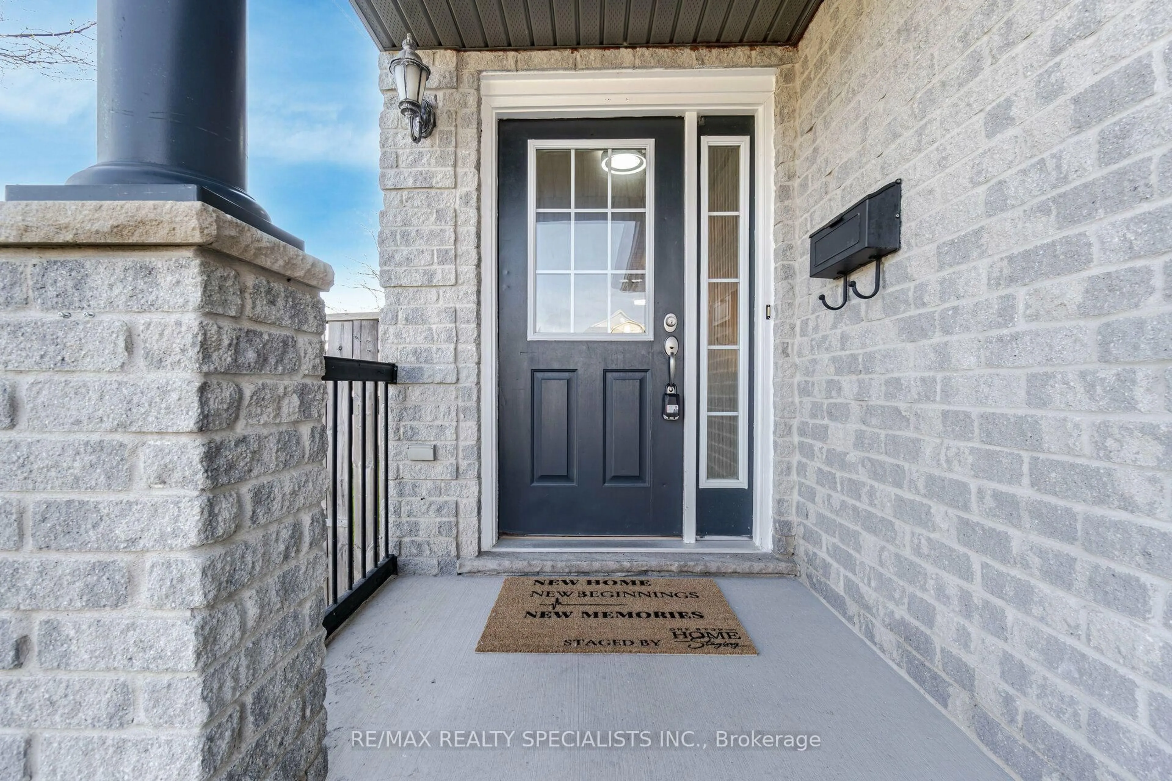 Indoor entryway for 1435 Mickleborough Dr, London North Ontario N6G 5R5