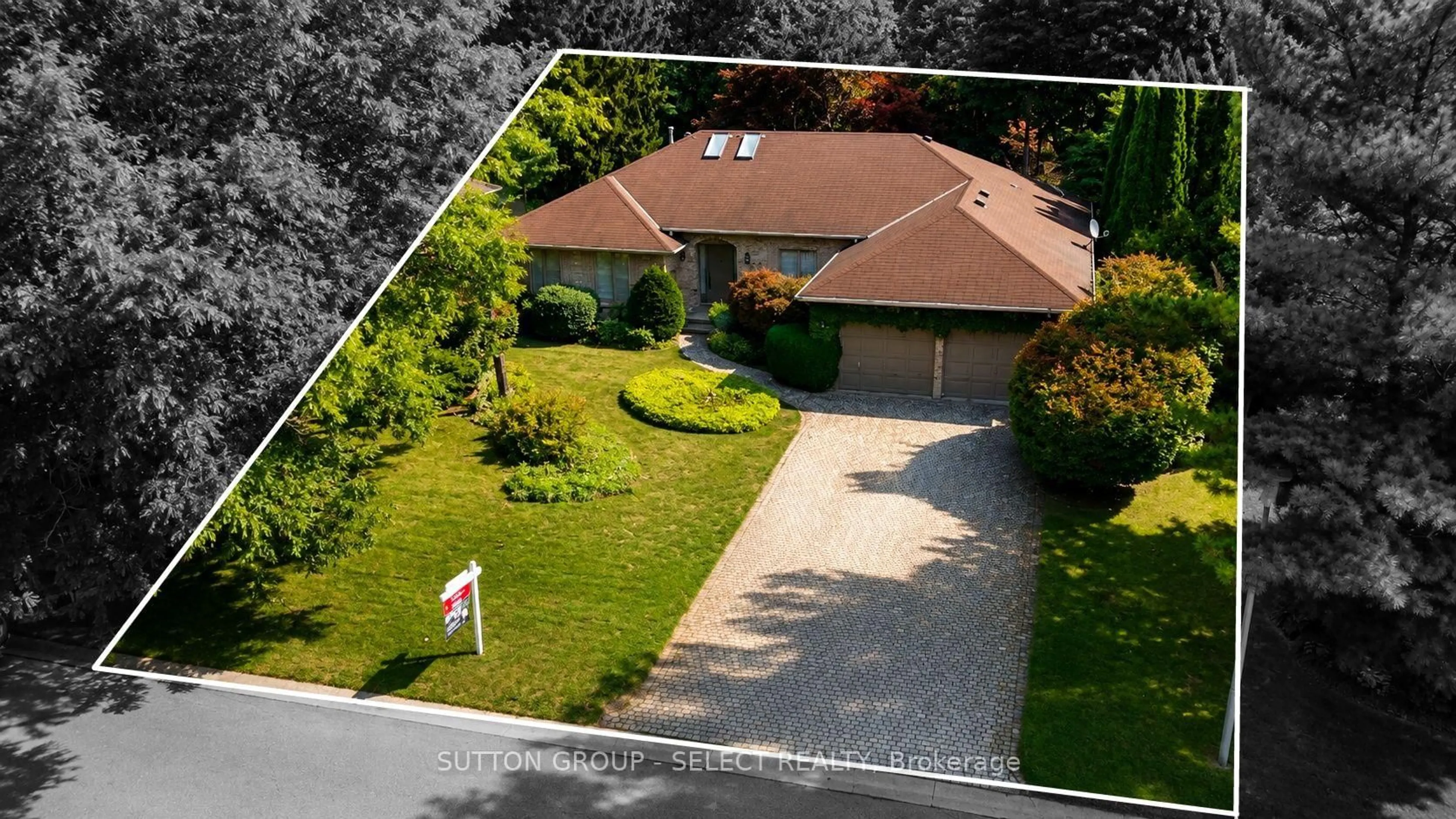 A pic from outside/outdoor area/front of a property/back of a property/a pic from drone, street for 34 Pine Ridge Dr, London North Ontario N5X 3G8