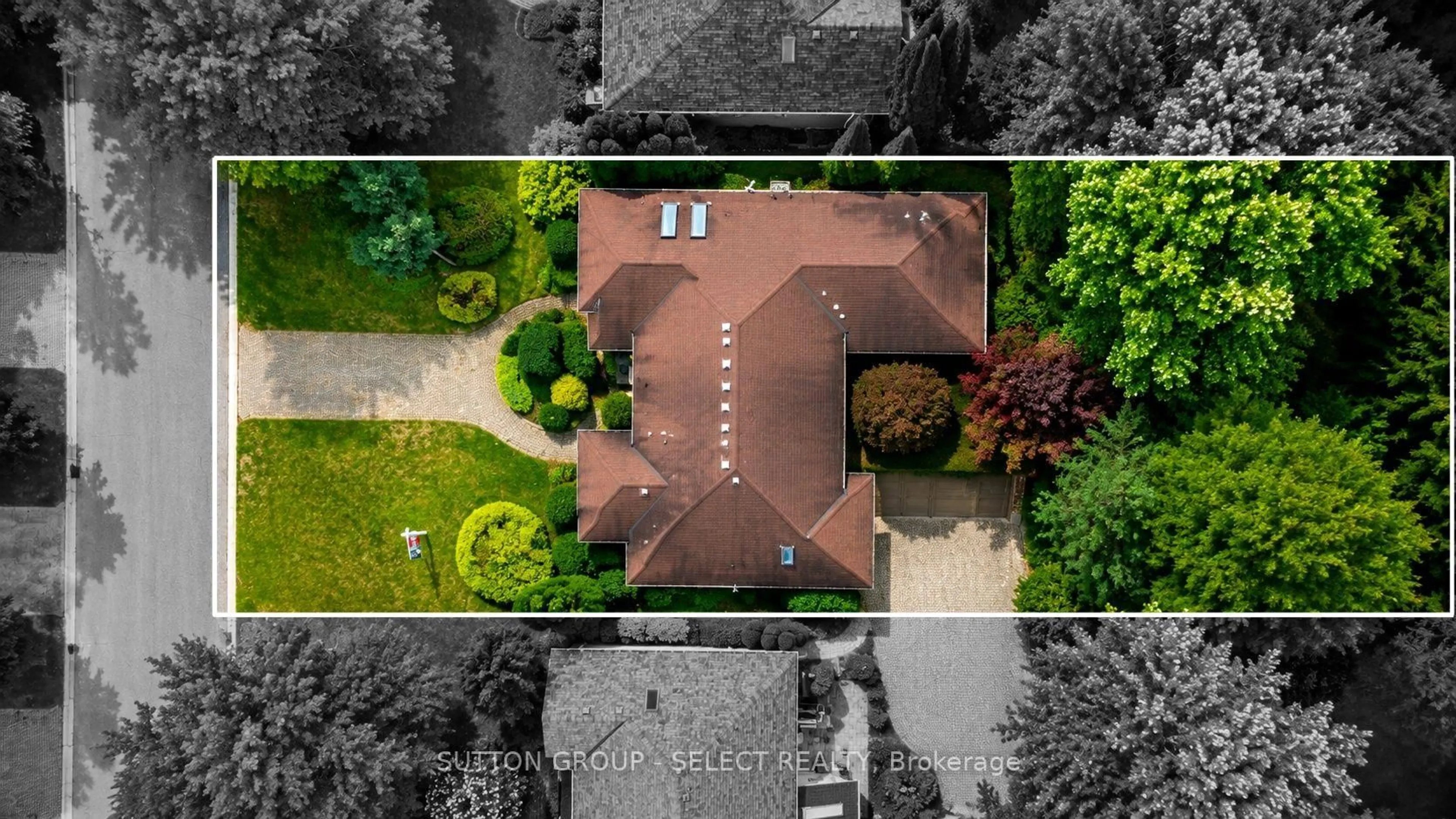A pic from outside/outdoor area/front of a property/back of a property/a pic from drone, street for 34 Pine Ridge Dr, London North Ontario N5X 3G8