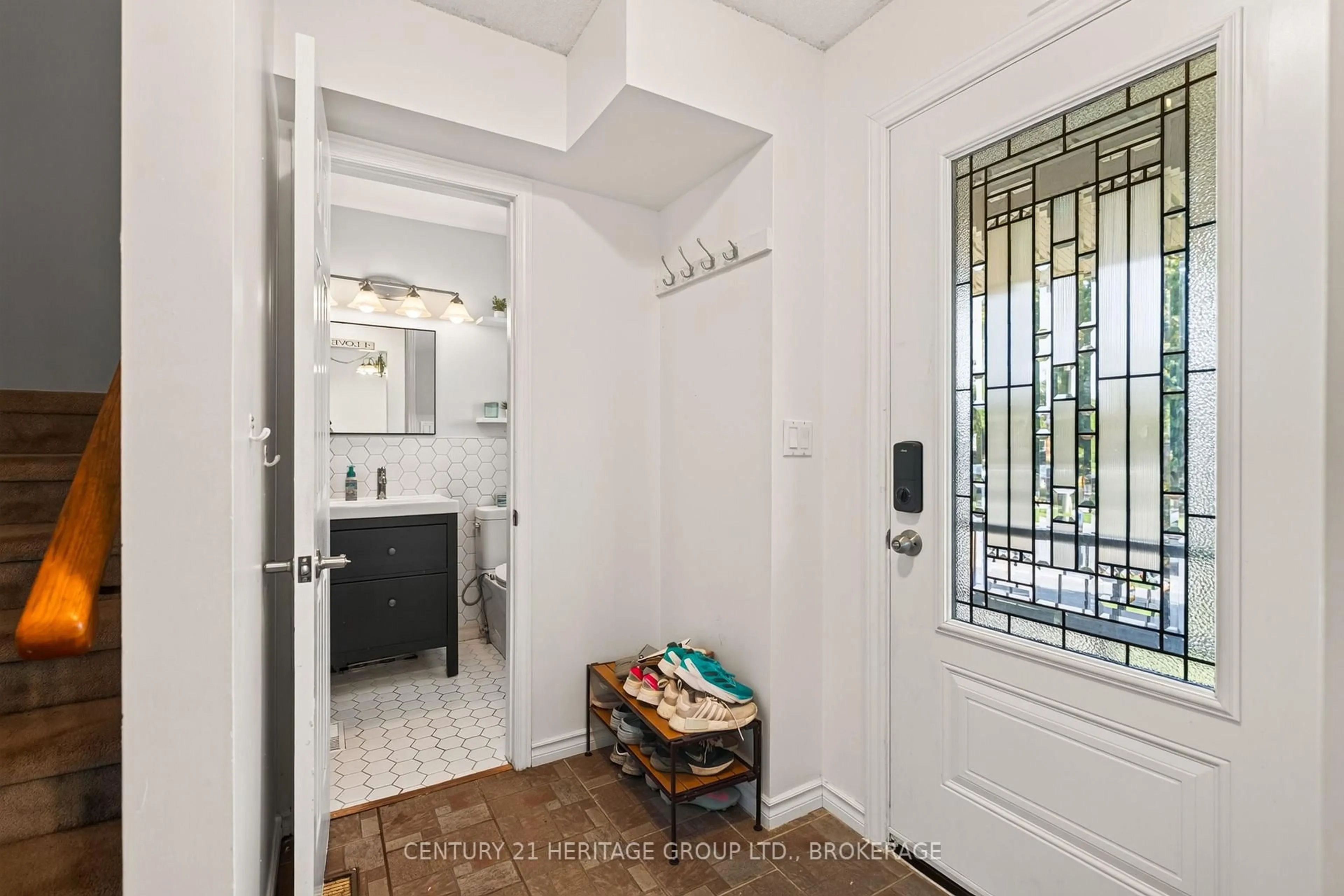 Indoor entryway for 944 Warburton Cres, Kingston Ontario K7M 8L1
