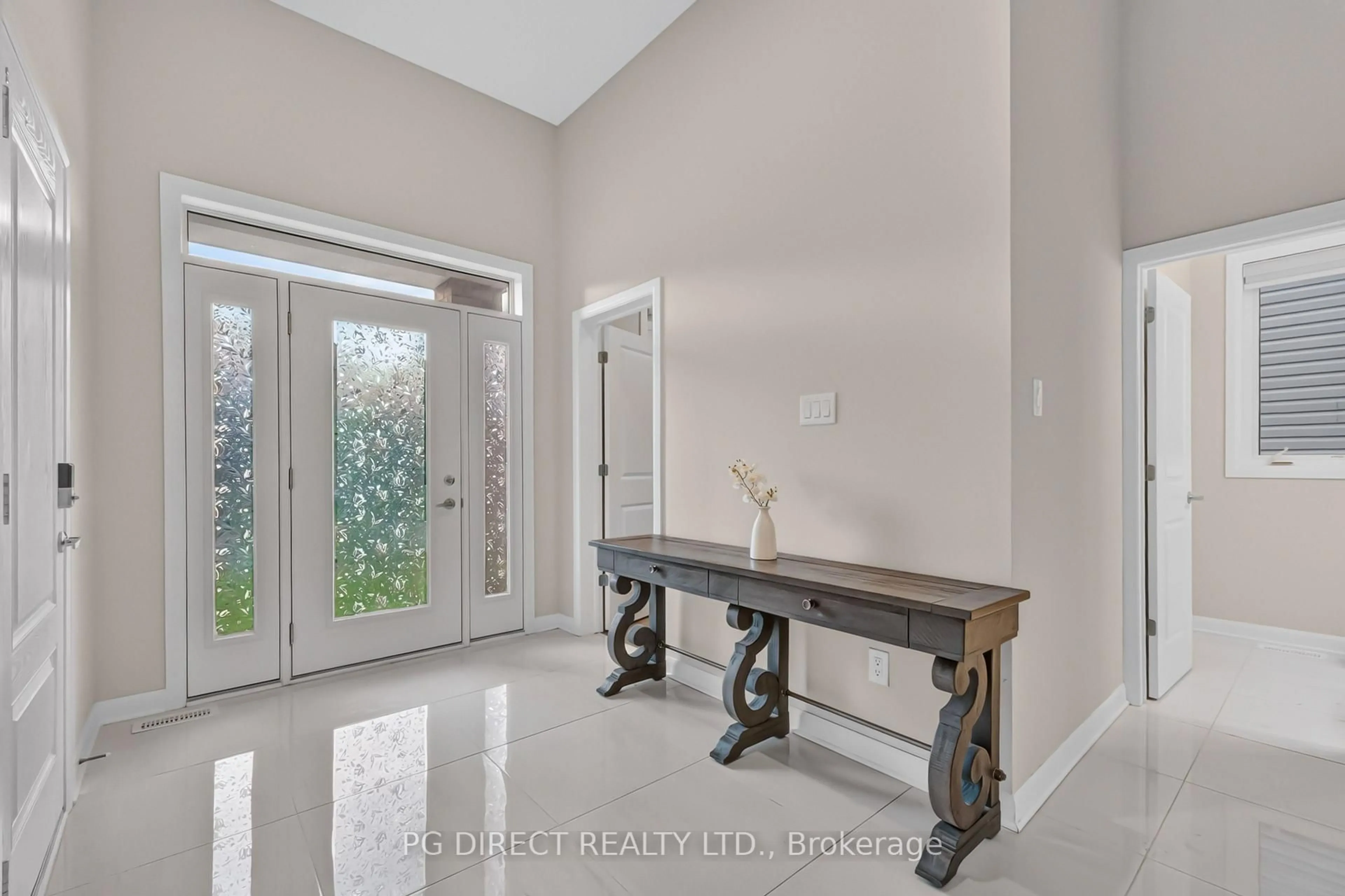 Indoor entryway for 136 Gosling Cres, Kanata Ontario K2W 0K6