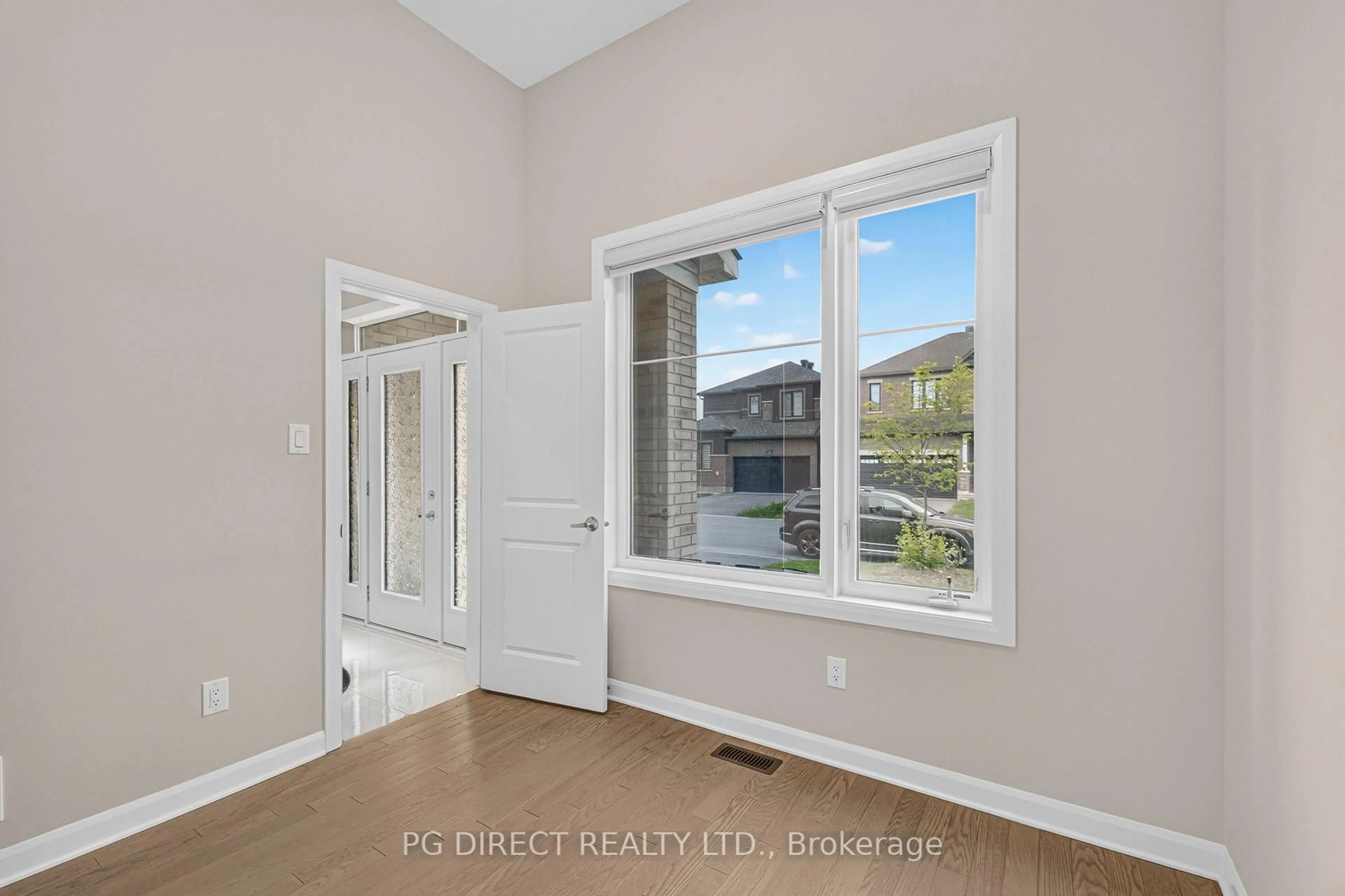 Indoor entryway for 136 Gosling Cres, Kanata Ontario K2W 0K6