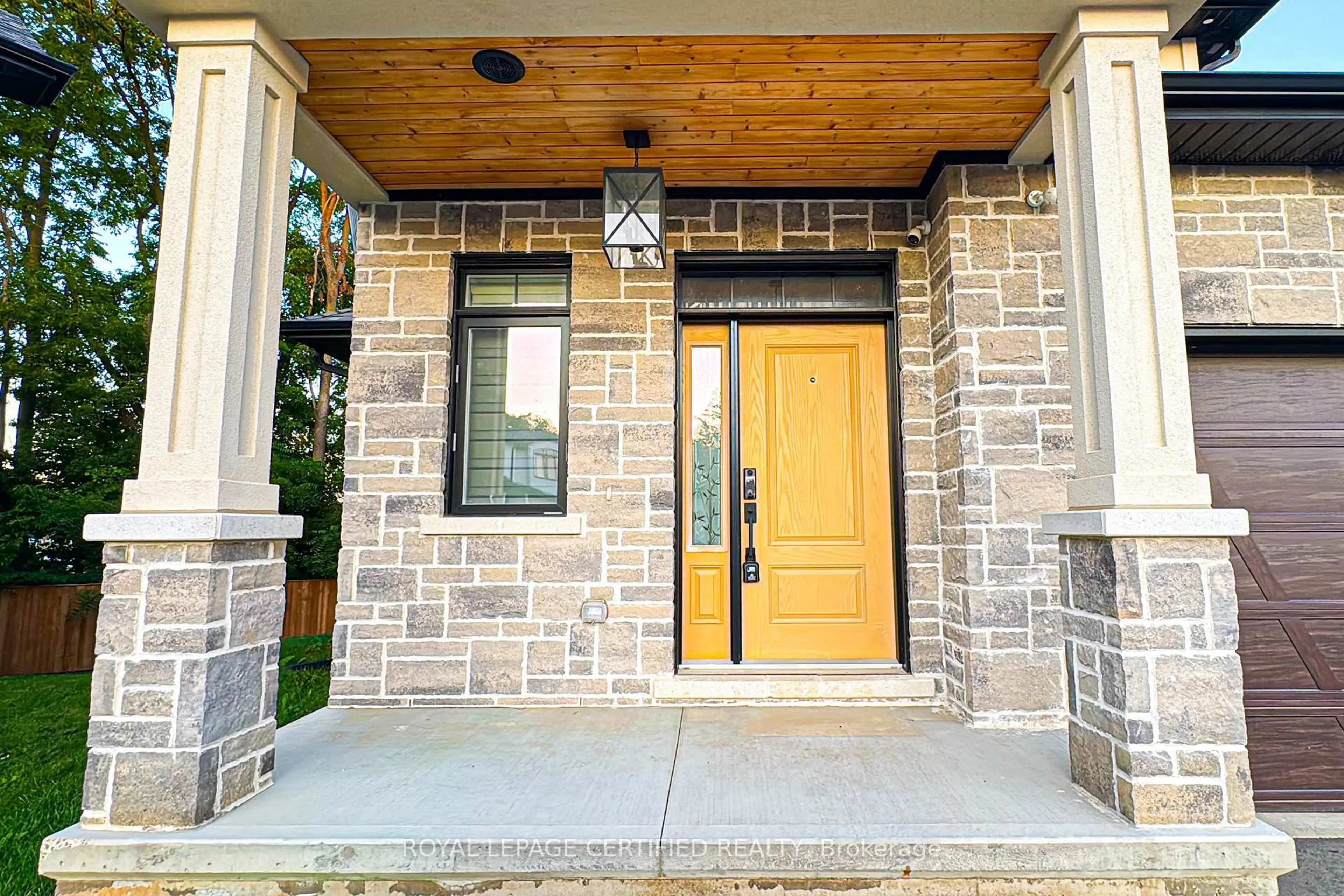 Indoor entryway for 242 Mount Pleasant St #10, Brantford Ontario N3T 1V1