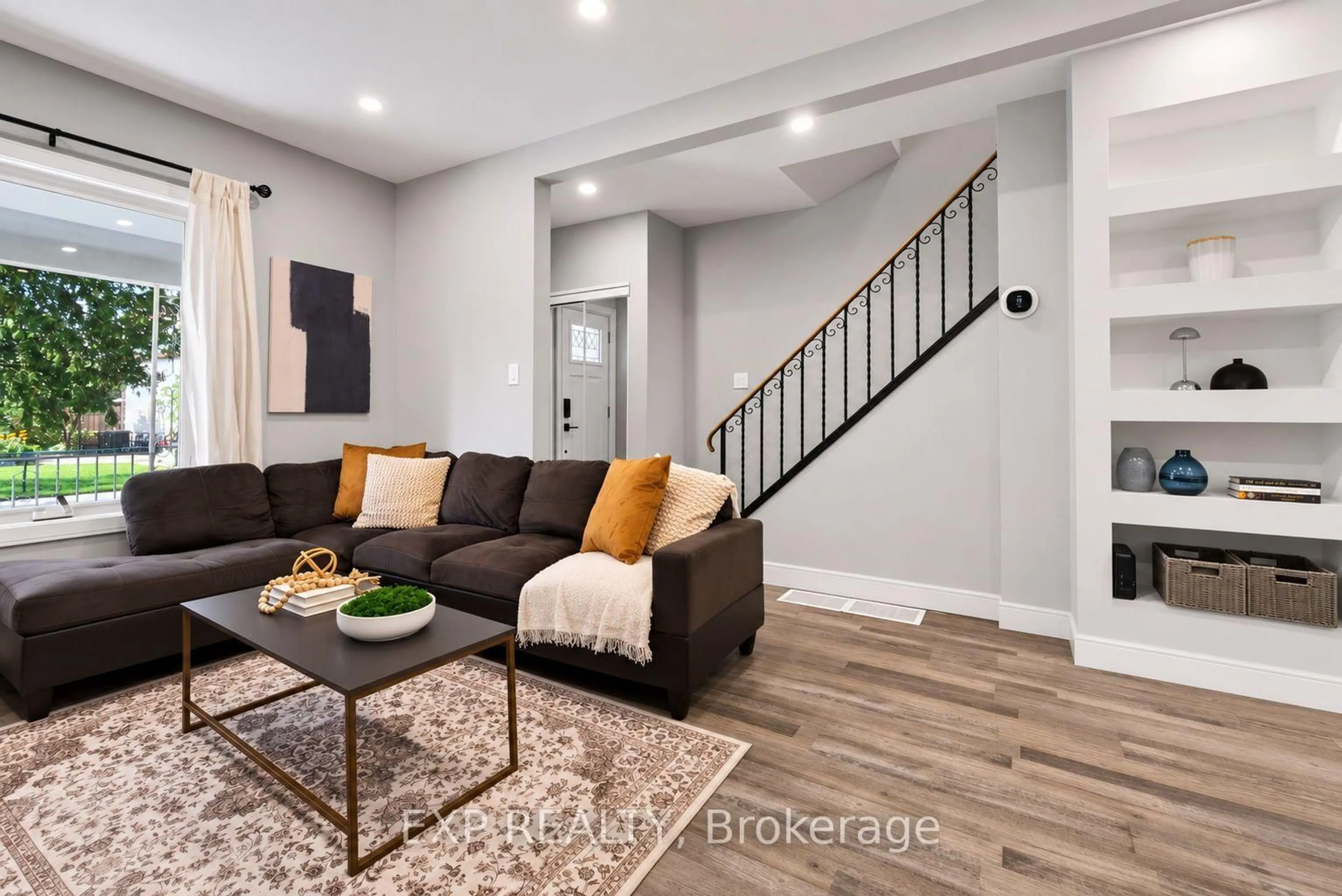 Living room with furniture, unknown for 5 Newlands Ave, Hamilton Ontario L8H 2T4