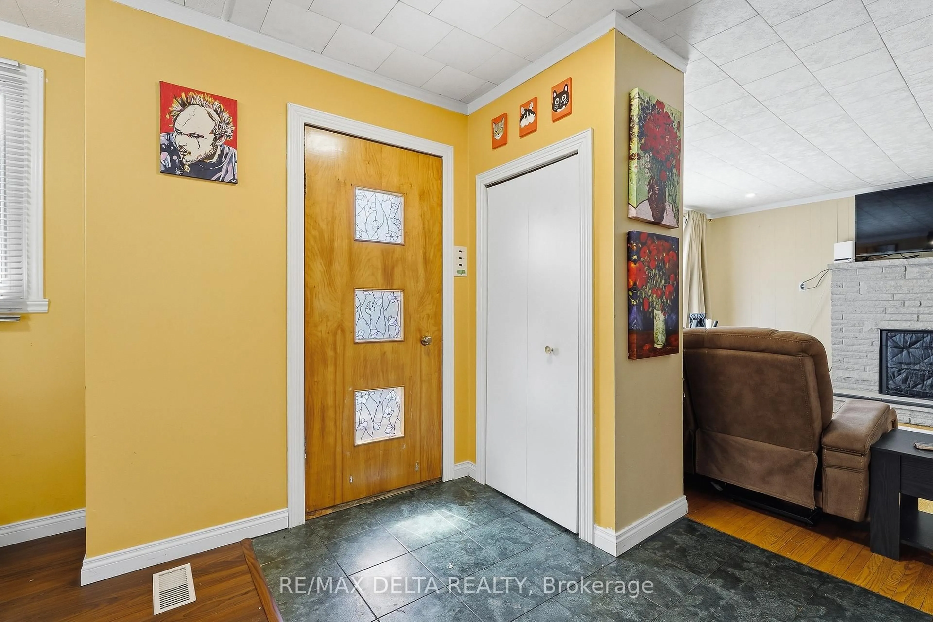 Indoor entryway for 29 Catherine St, North Glengarry Ontario K0C 1T0