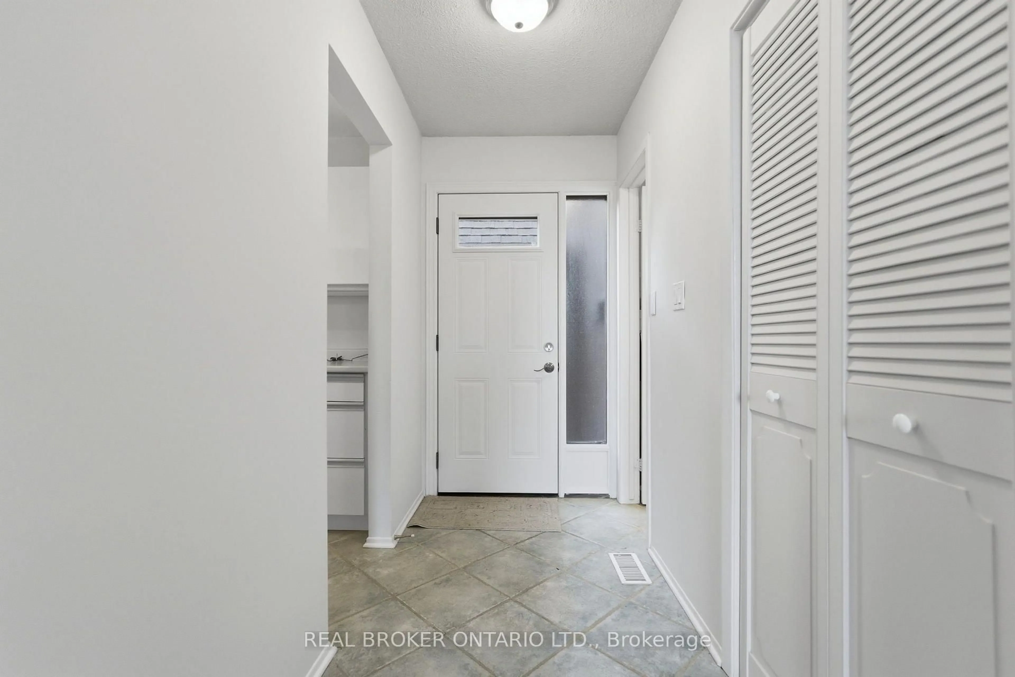 Indoor entryway for 122 Lakeshore Rd #46, St. Catharines Ontario L2N 6N6