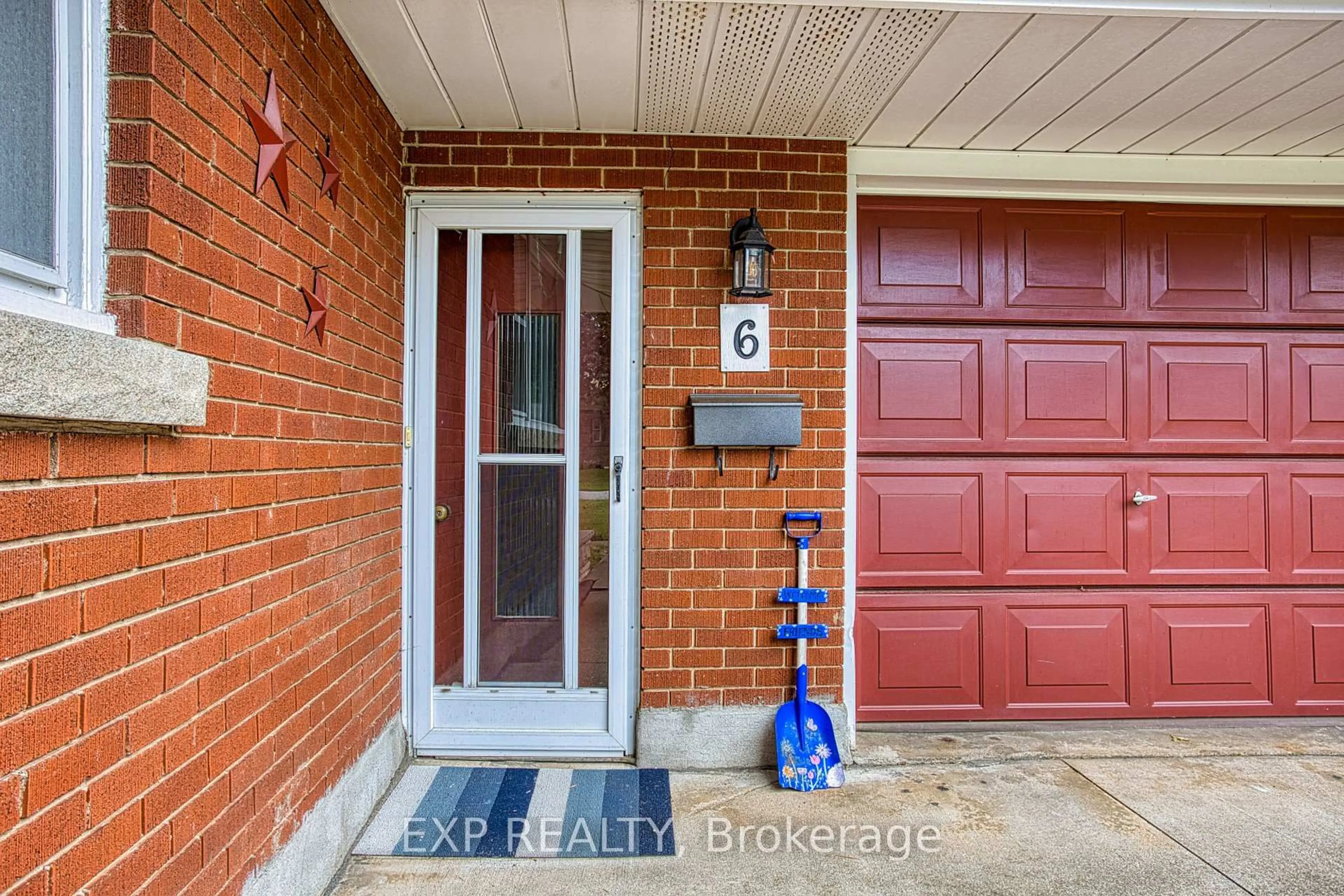 Indoor entryway for 6 Cherrywood Ave, Grimsby Ontario L3M 2N1