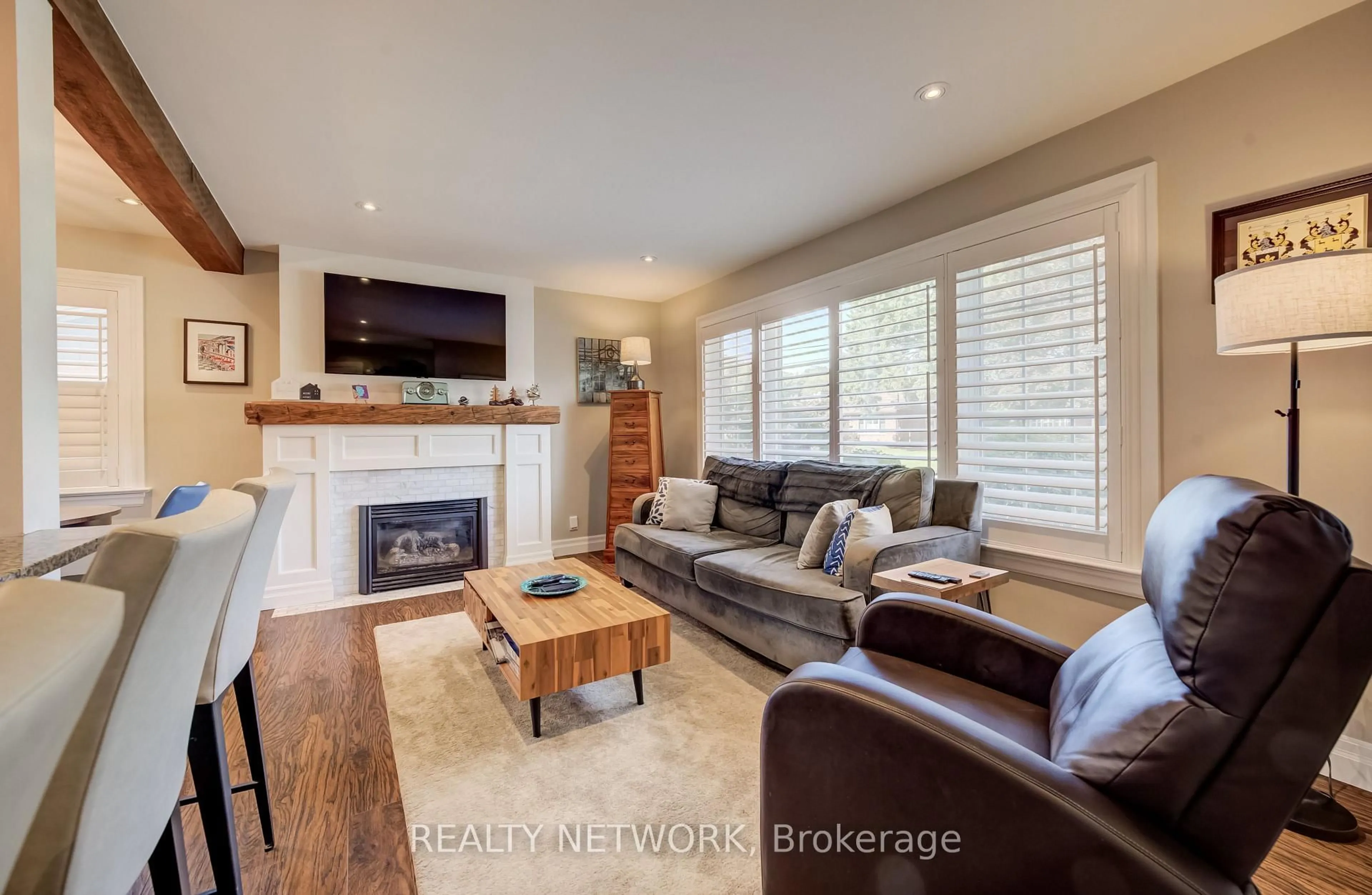 Living room with furniture, wood/laminate floor for 21 Loma Dr, Hamilton Ontario L8G 2W6