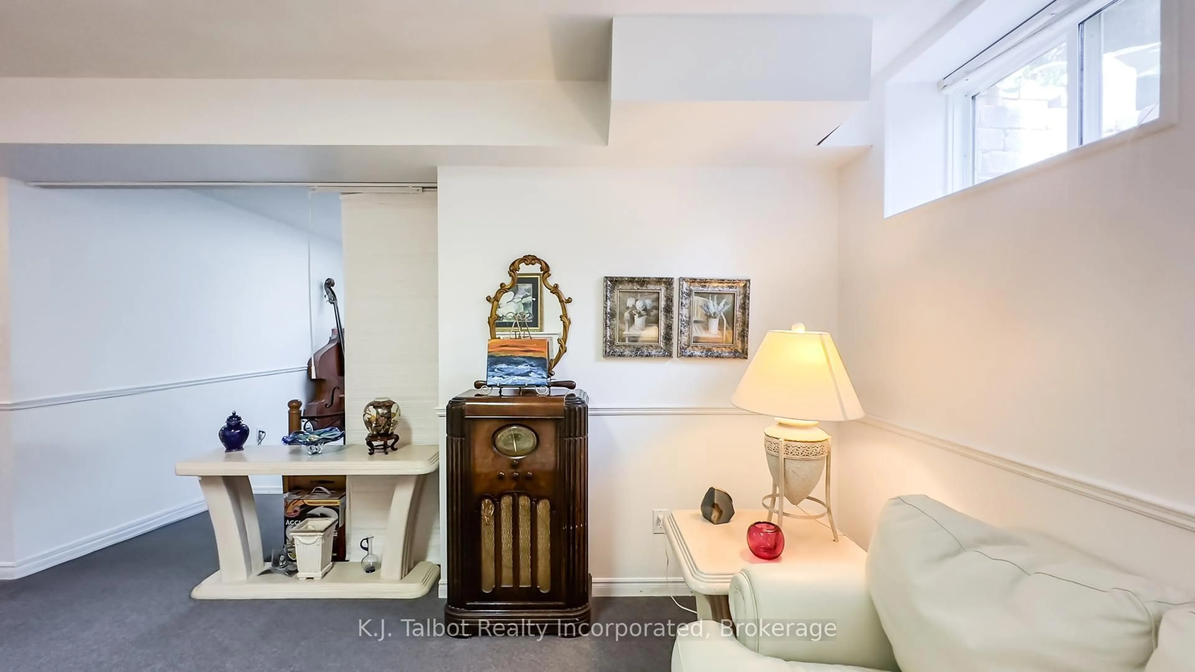 Indoor foyer for 76582 Jowett's Grove Rd #Unit 4, Bluewater Ontario N0M 1G0