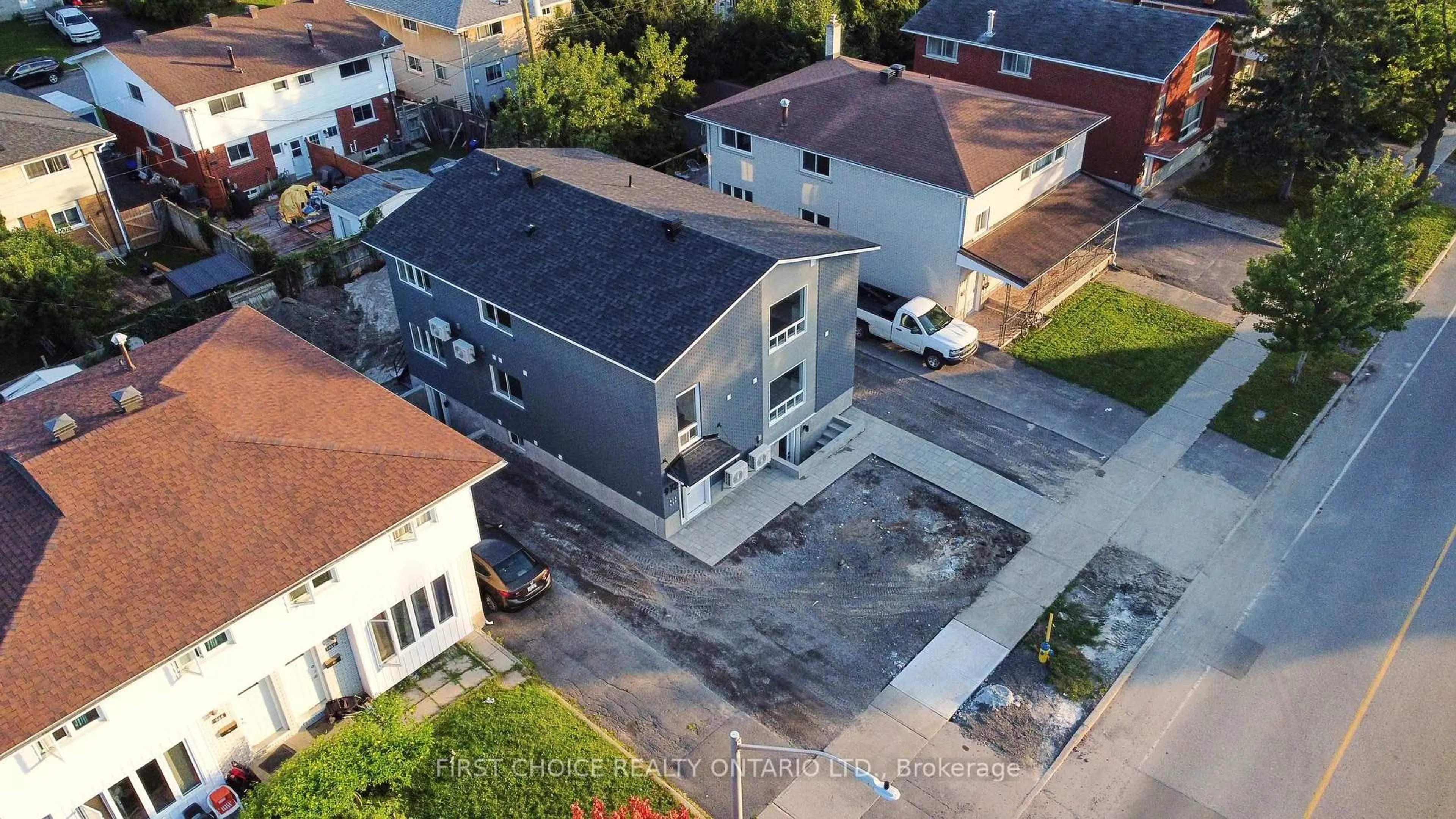 A pic from outside/outdoor area/front of a property/back of a property/a pic from drone, street for 972 Dynes Rd, Ottawa Ontario K2C 0G8