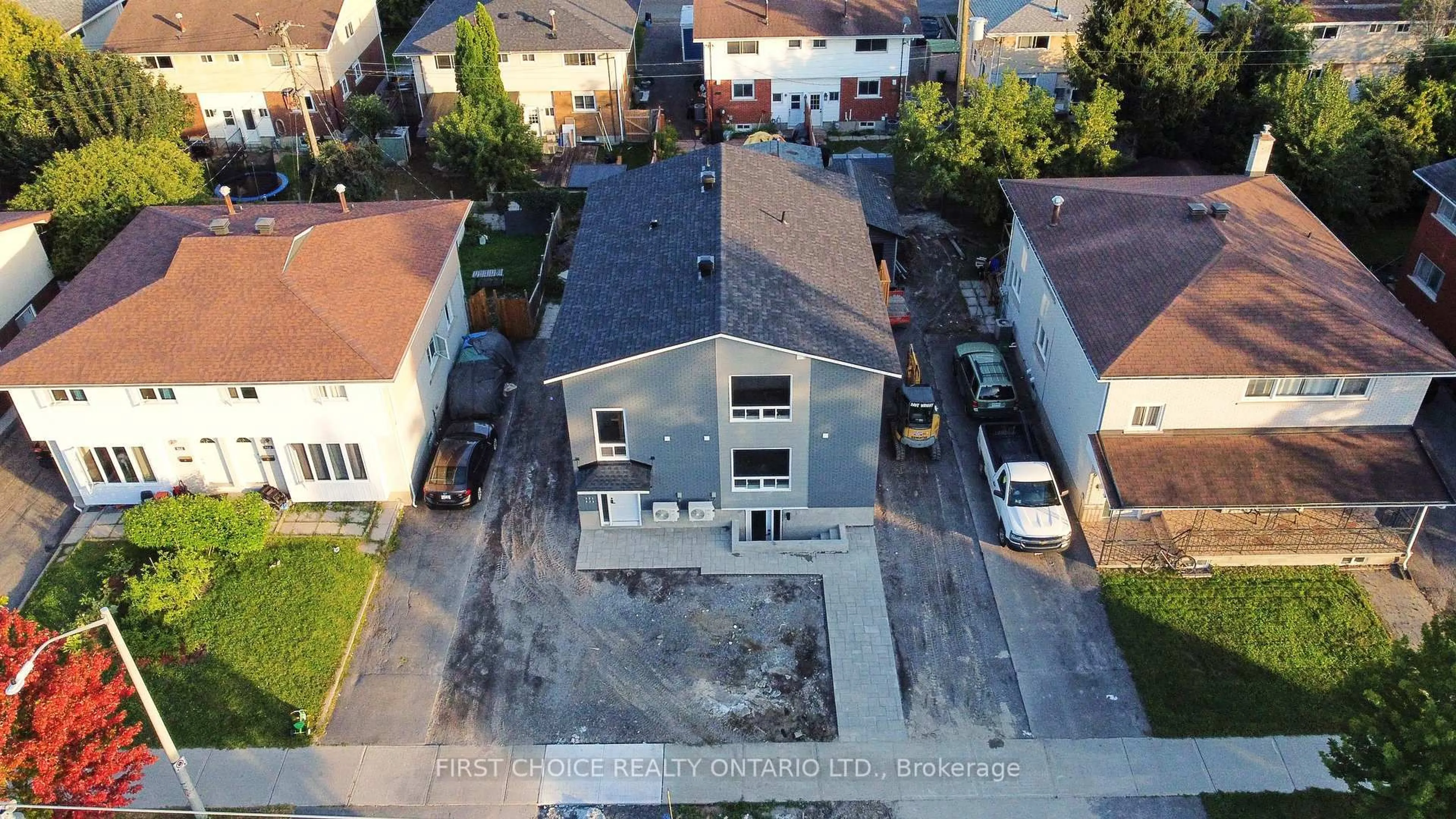 A pic from outside/outdoor area/front of a property/back of a property/a pic from drone, unknown for 972 Dynes Rd, Ottawa Ontario K2C 0G8