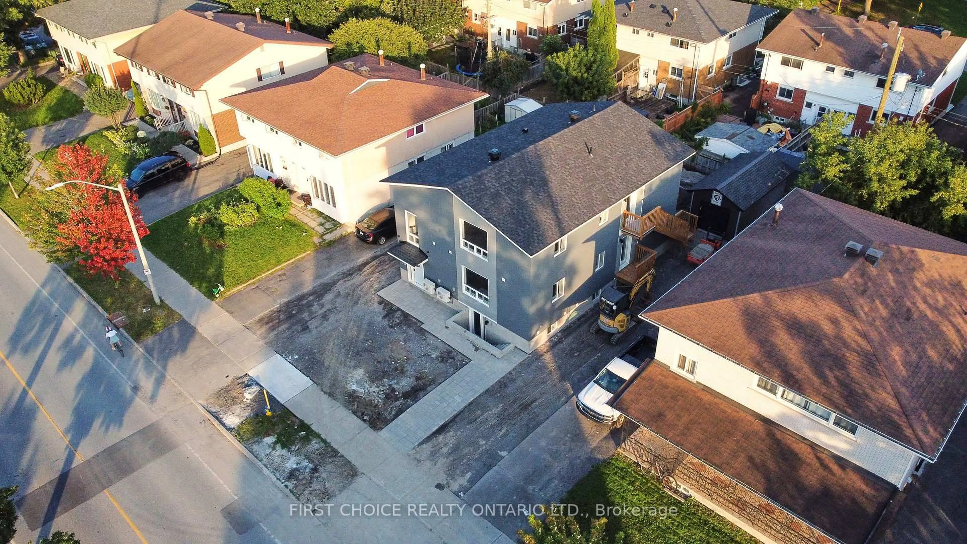 A pic from outside/outdoor area/front of a property/back of a property/a pic from drone, street for 972 Dynes Rd, Ottawa Ontario K2C 0G8