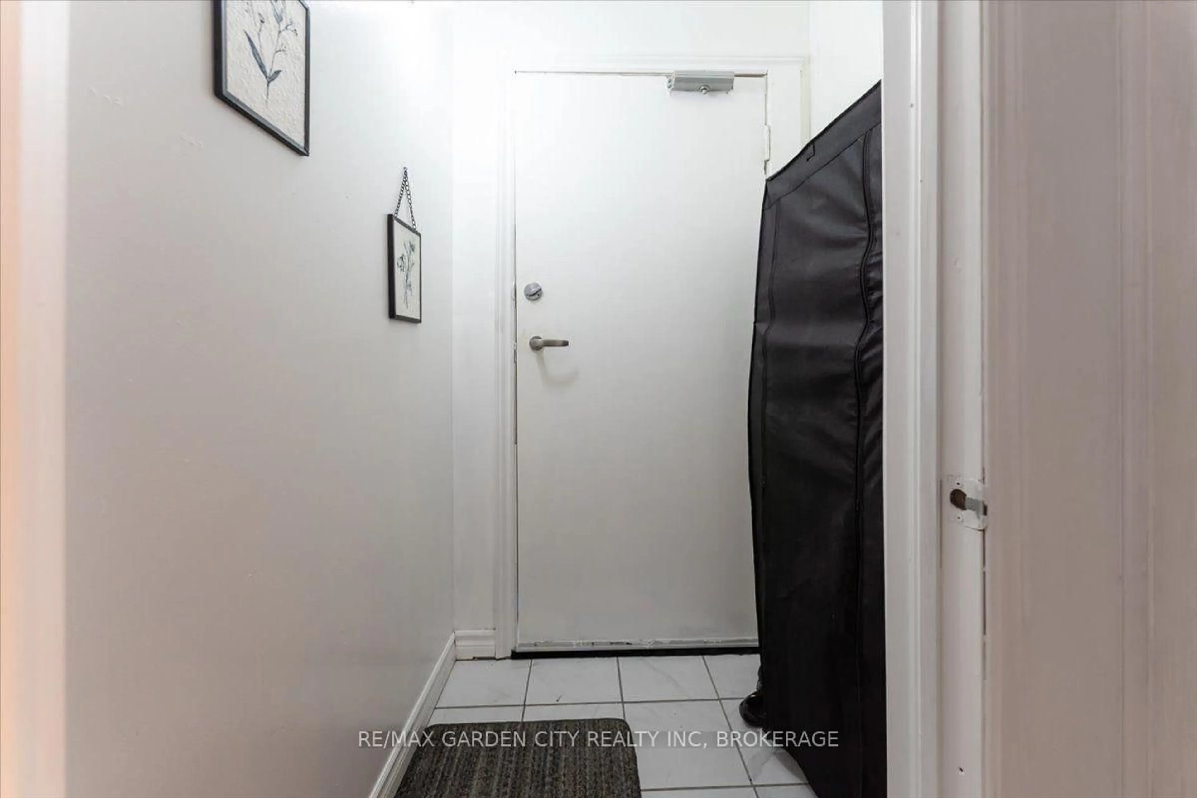 A pic of a room for 43 York St, St. Catharines Ontario L2R 6C2