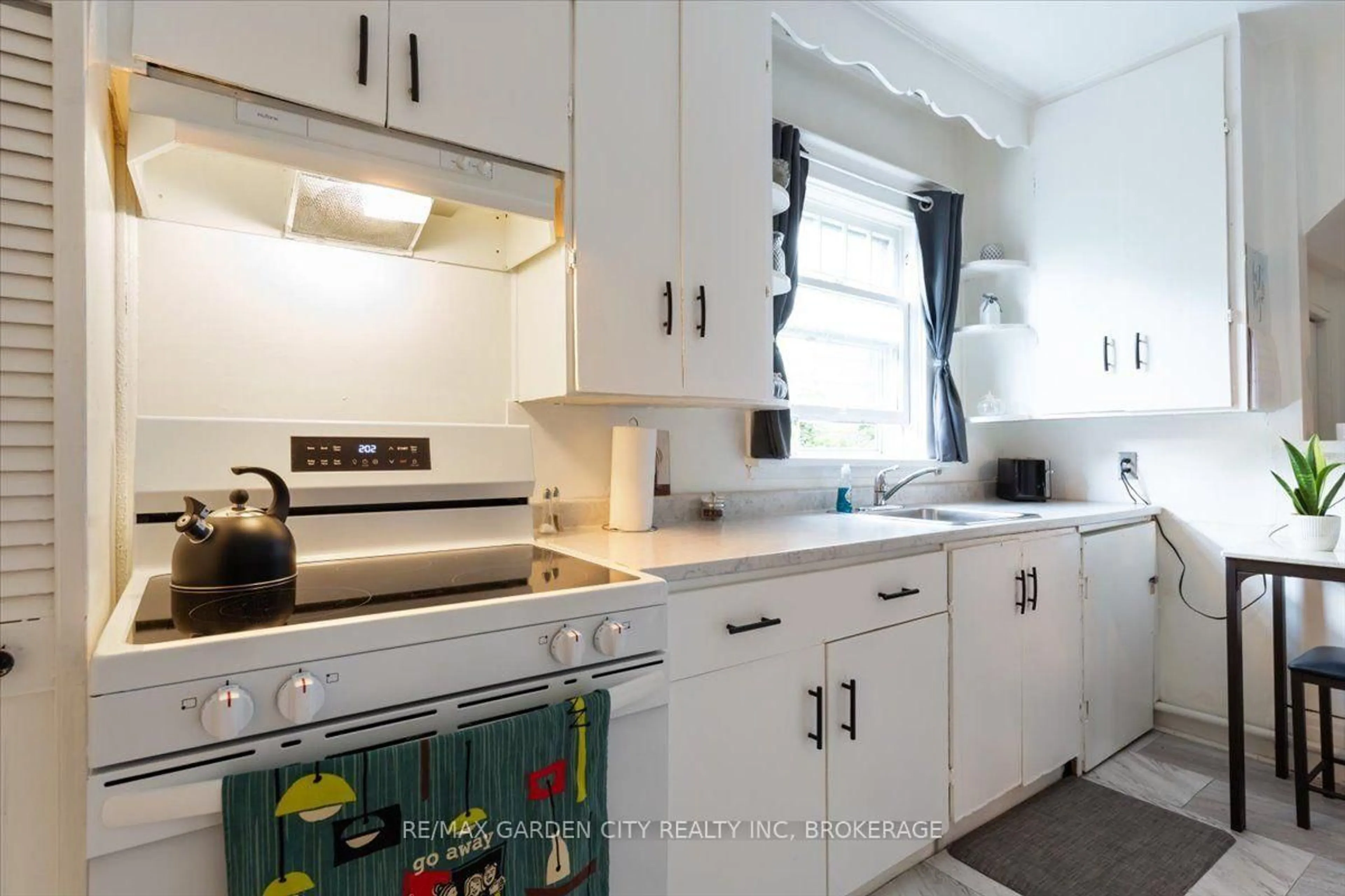 Standard kitchen, ceramic/tile floor for 43 York St, St. Catharines Ontario L2R 6C2