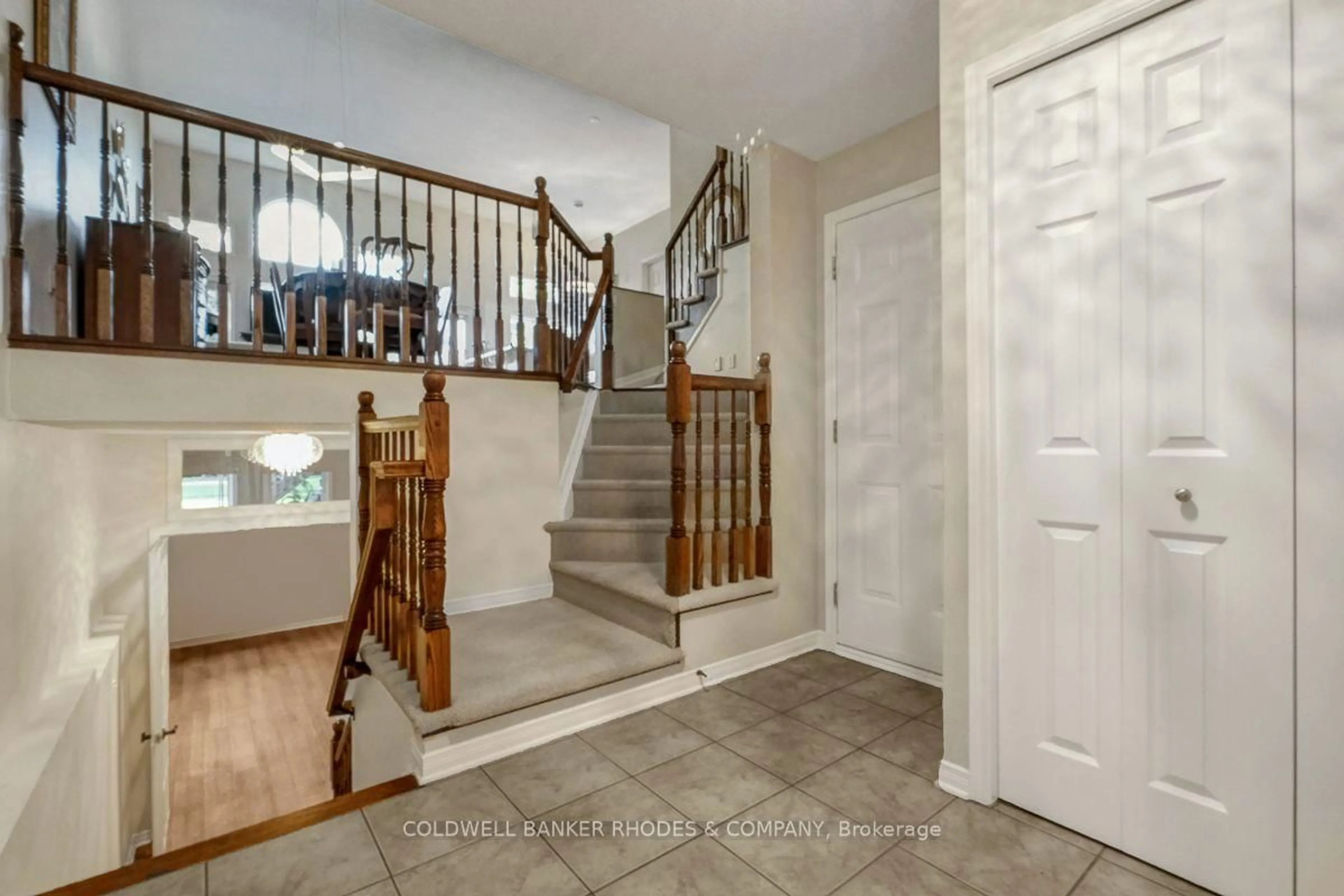 Indoor entryway for 157 Gladeview Private, Ottawa Ontario K1T 4C4