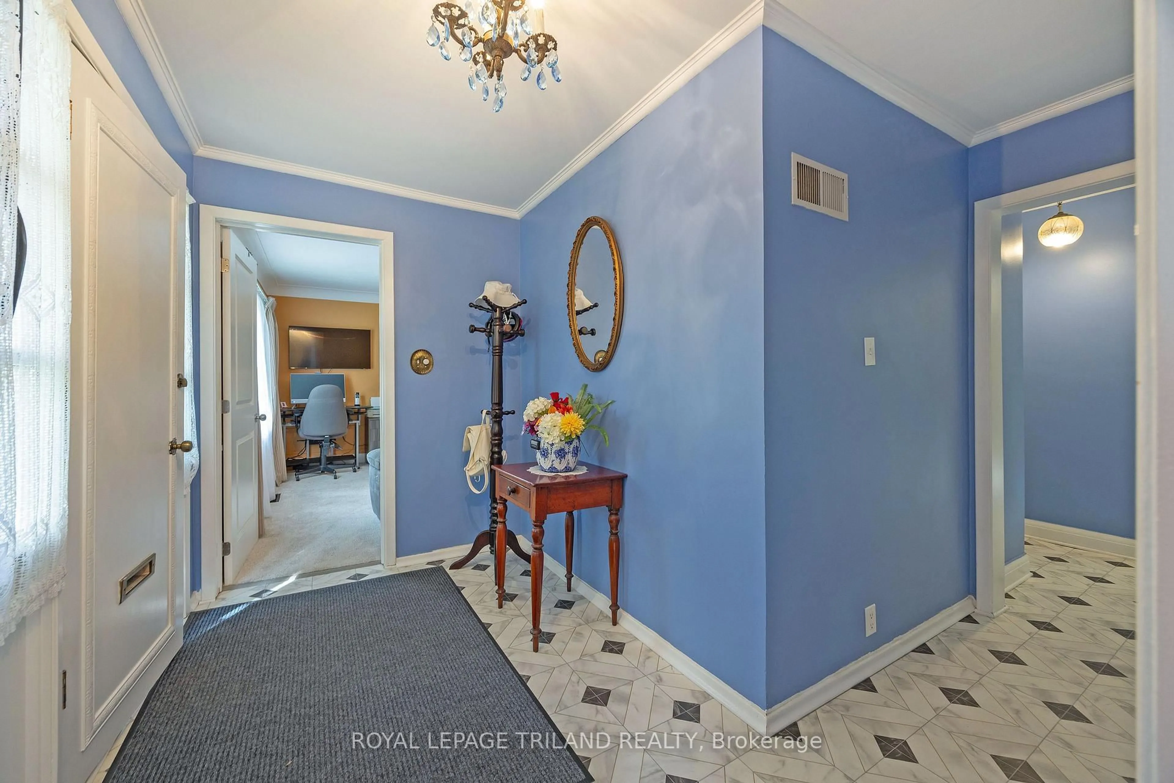 Indoor entryway for 10 Regent St, St. Thomas Ontario N5R 1Z8