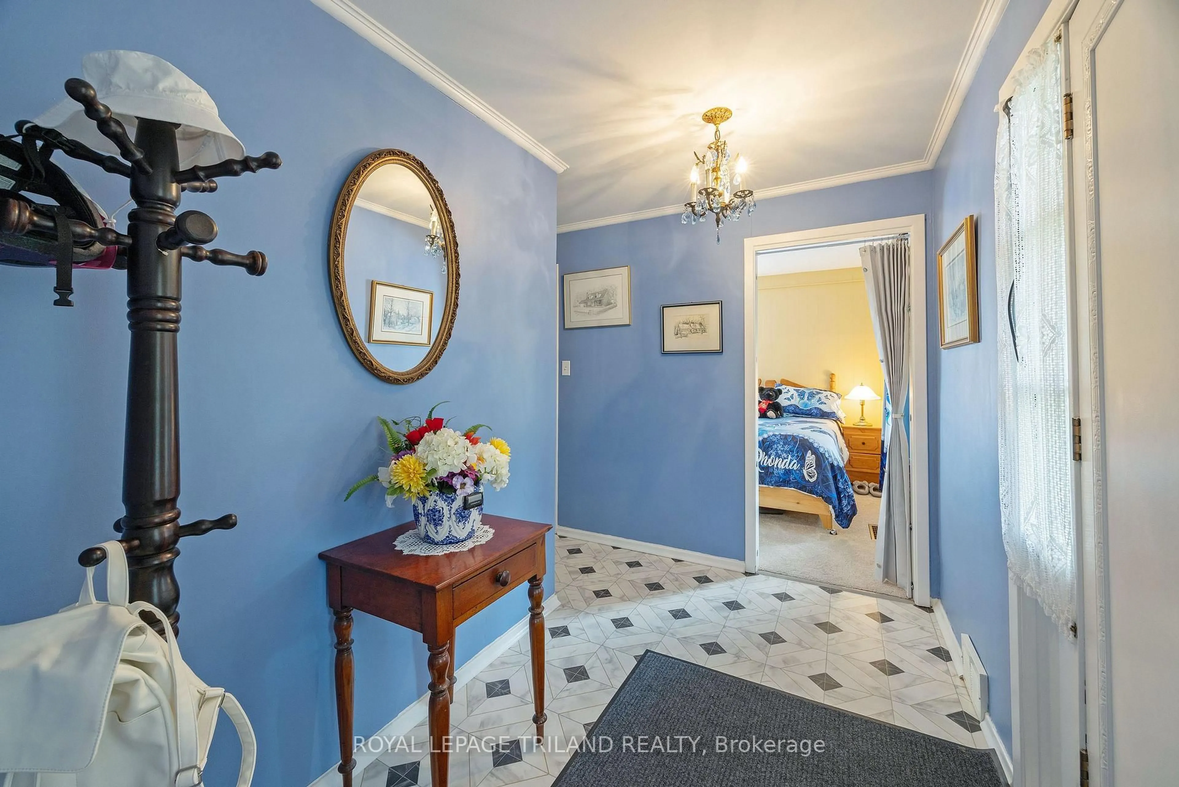 Indoor entryway for 10 Regent St, St. Thomas Ontario N5R 1Z8