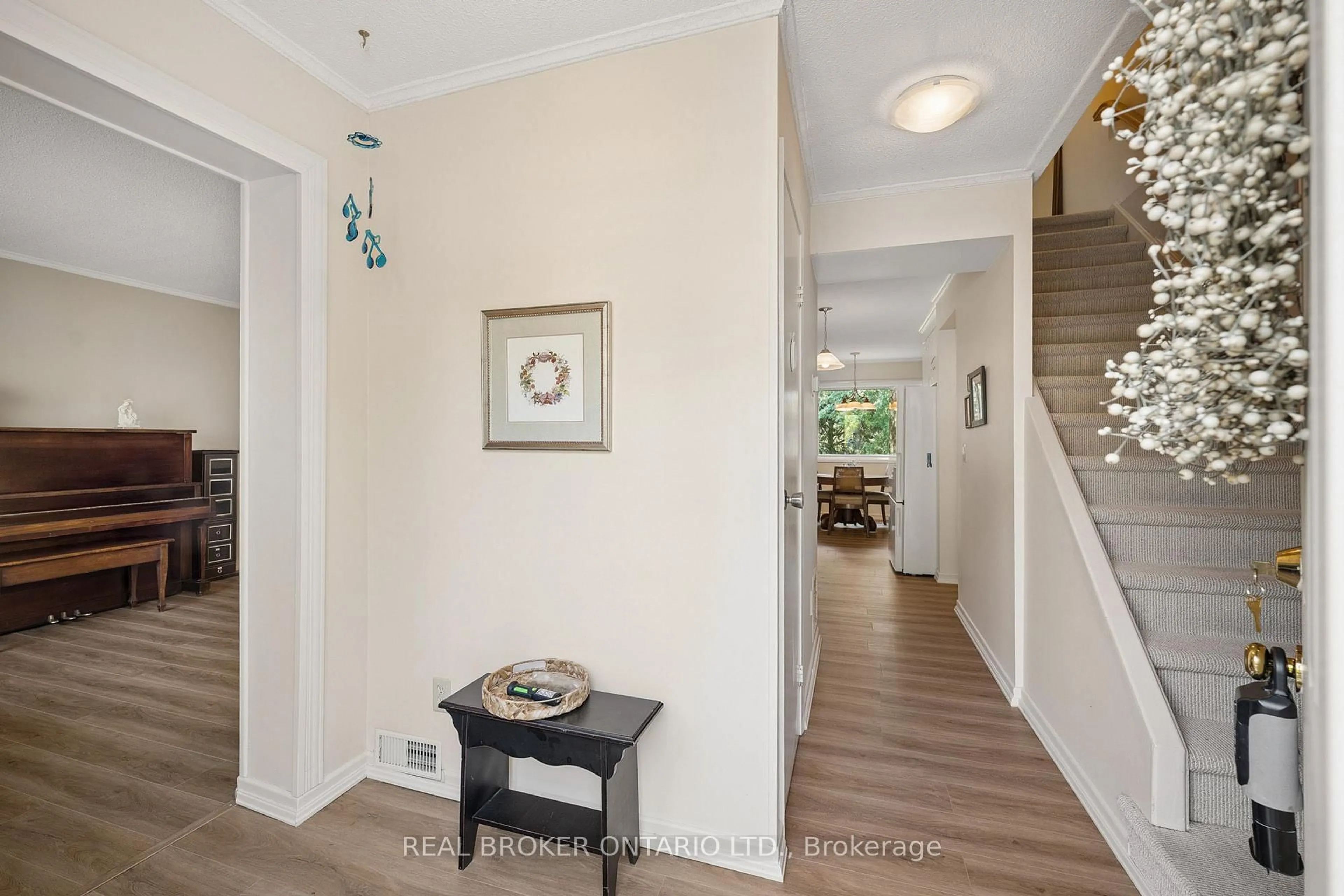 Indoor entryway for 30 Green Valley Dr #114, Kitchener Ontario N2P 1G8