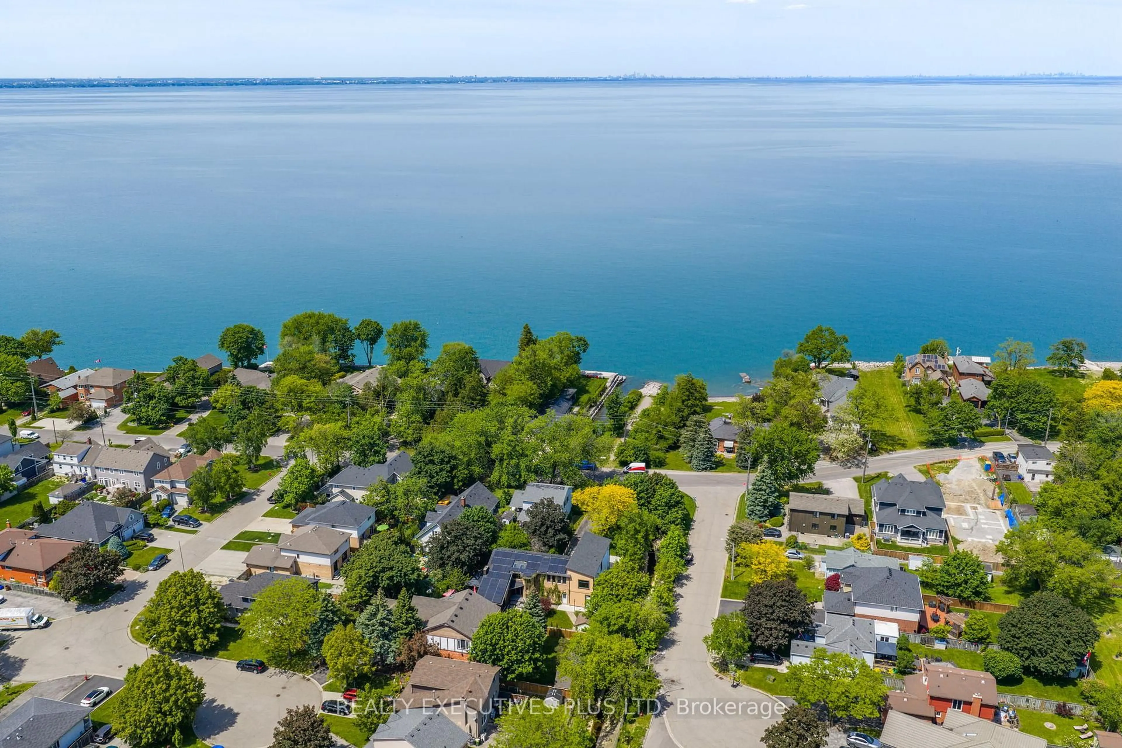 A pic from outside/outdoor area/front of a property/back of a property/a pic from drone, water/lake/river/ocean view for 36 Lakeview Dr, Hamilton Ontario L8E 4X2