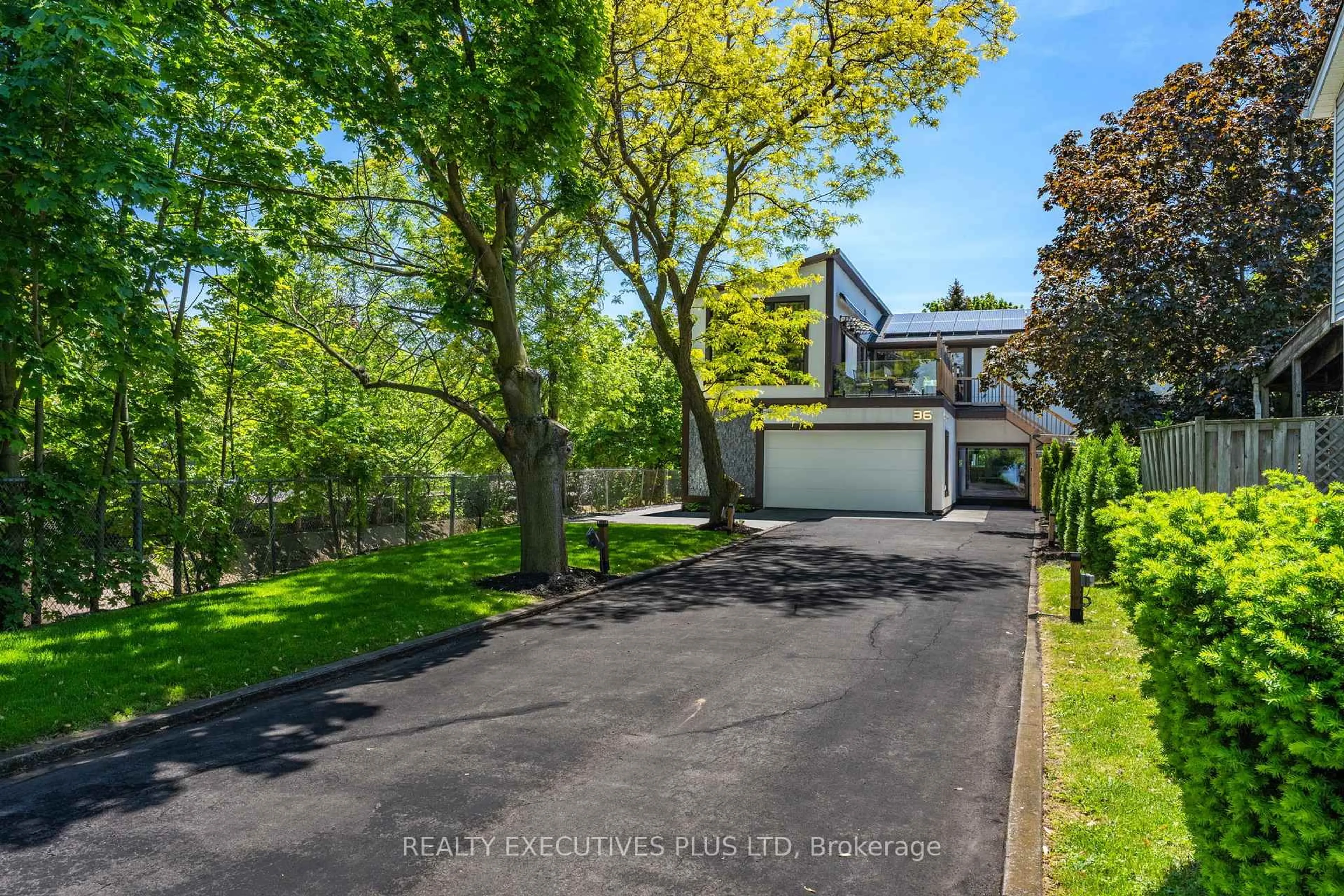 A pic from outside/outdoor area/front of a property/back of a property/a pic from drone, street for 36 Lakeview Dr, Hamilton Ontario L8E 4X2