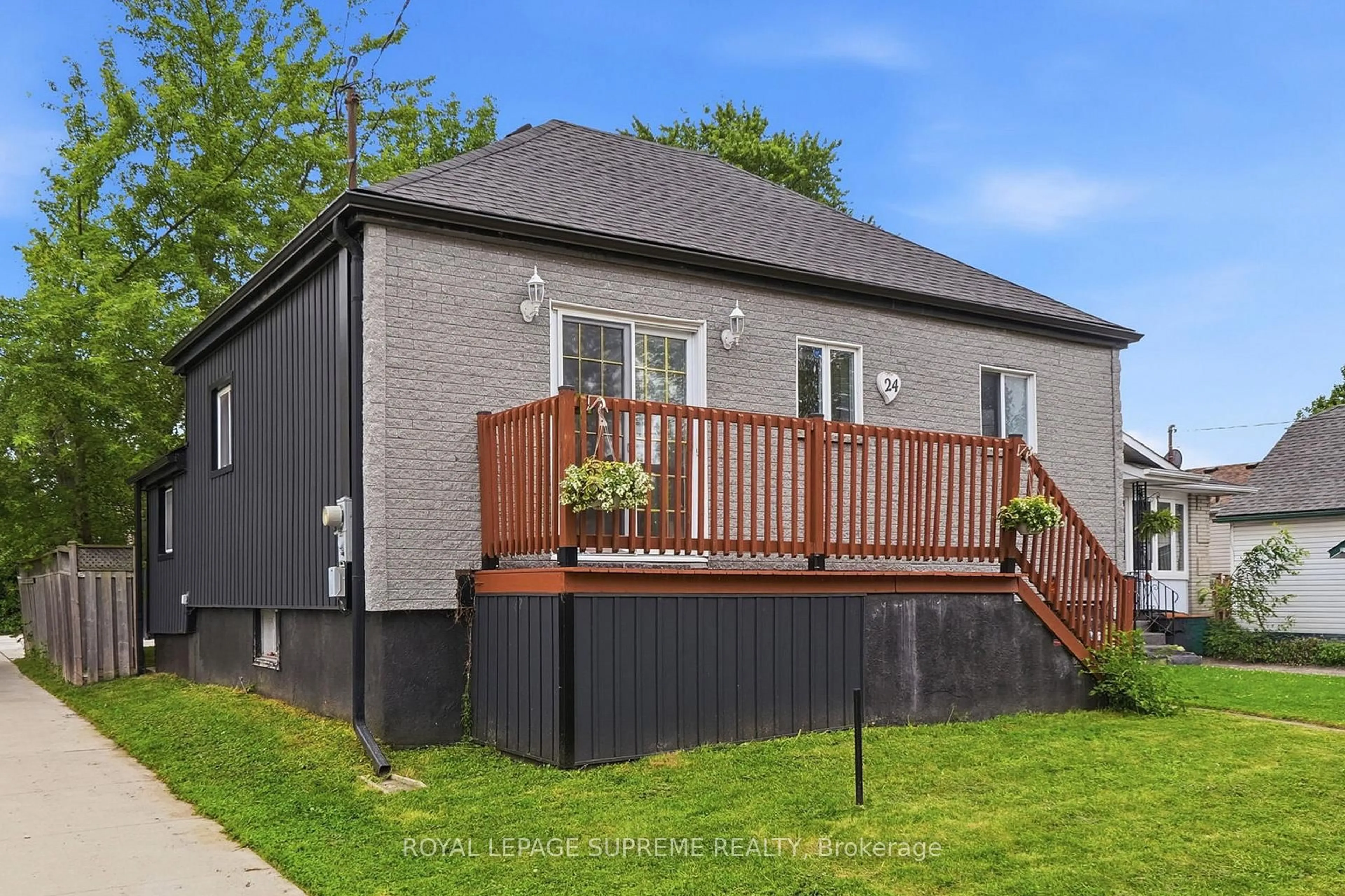 Home with vinyl exterior material, street for 24 Alexandra Blvd, St. Catharines Ontario L2P 1J7