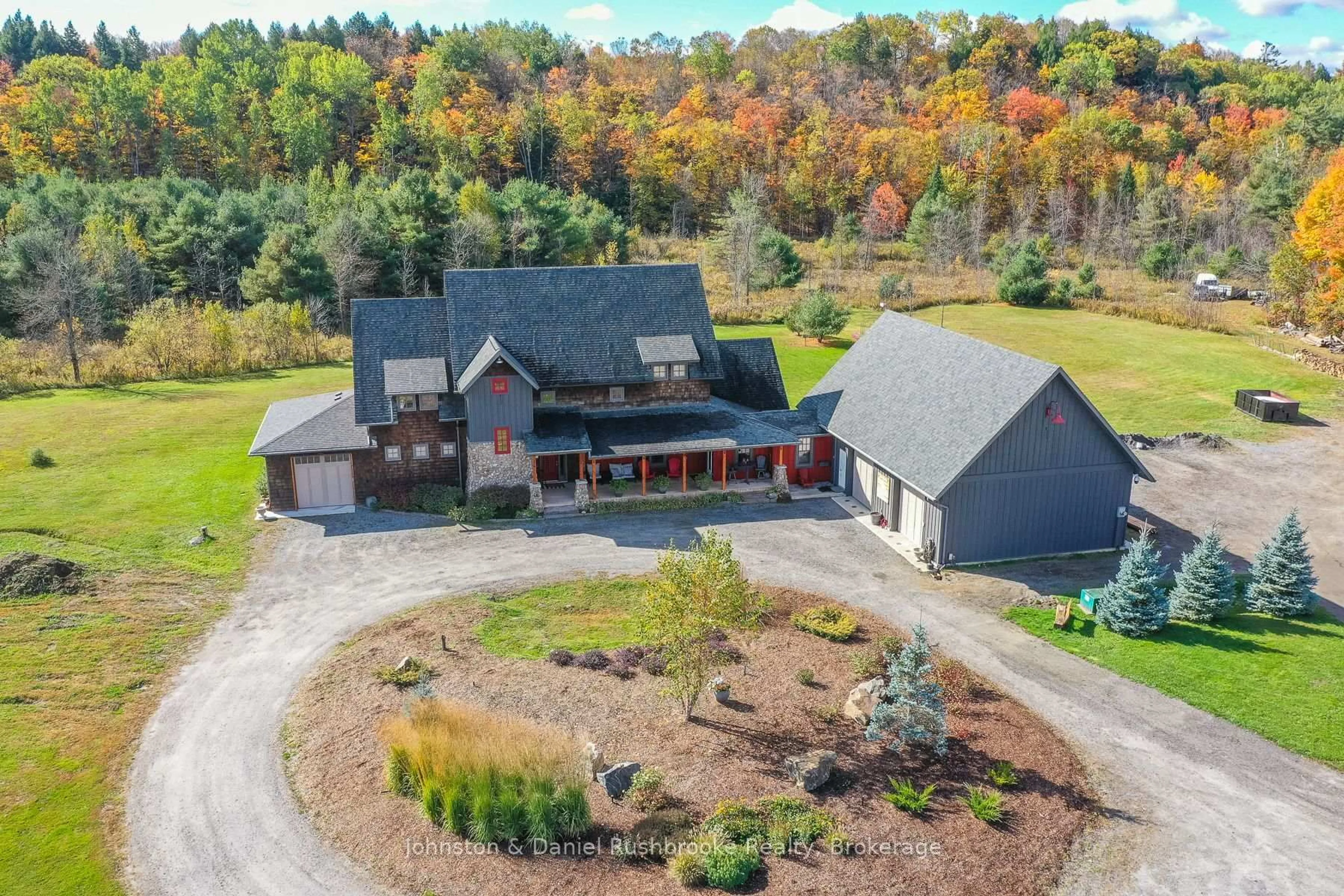 A pic from outside/outdoor area/front of a property/back of a property/a pic from drone, unknown for 1422 Muskoka Rd 118 Rd, Bracebridge Ontario P1L 1W8