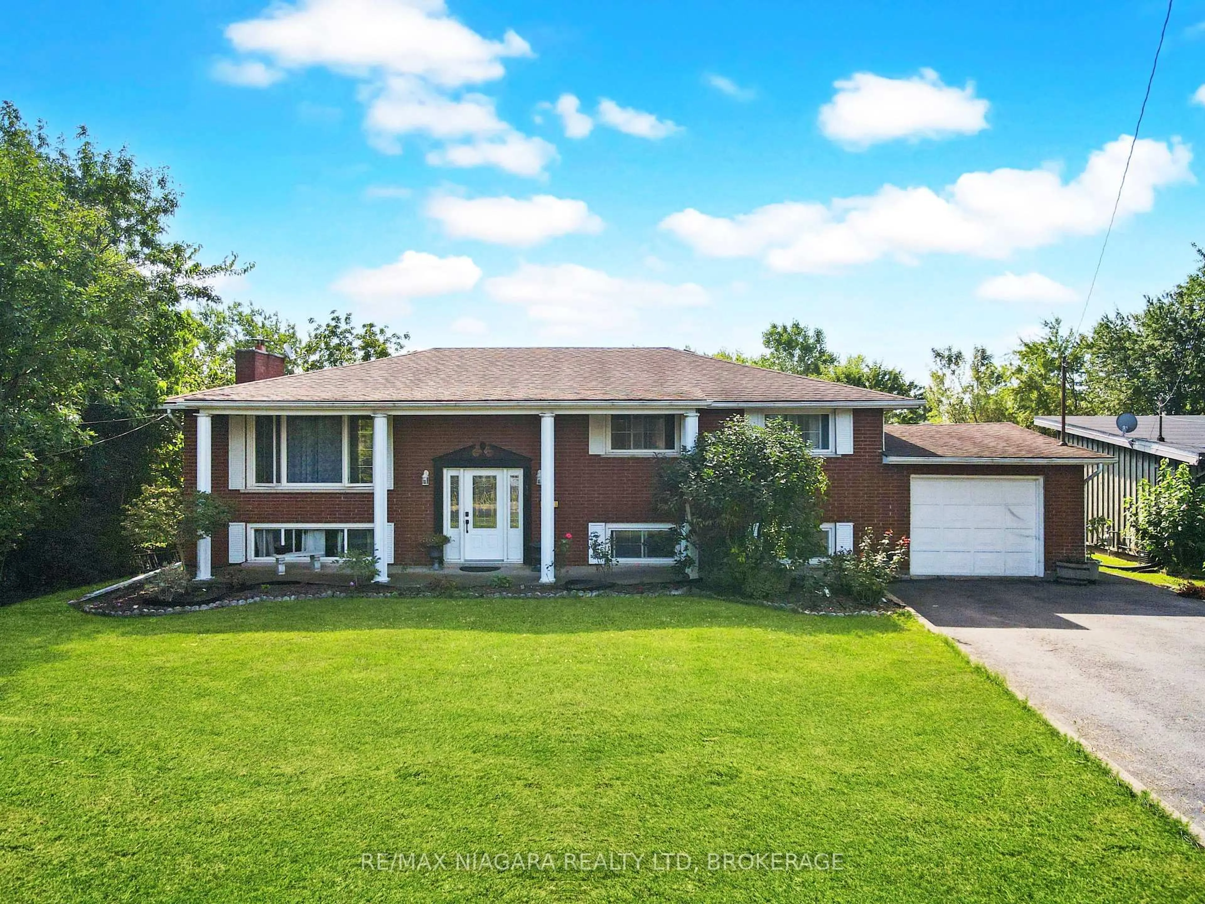 Home with brick exterior material, street for 318 Albany St, Fort Erie Ontario L2A 1L9
