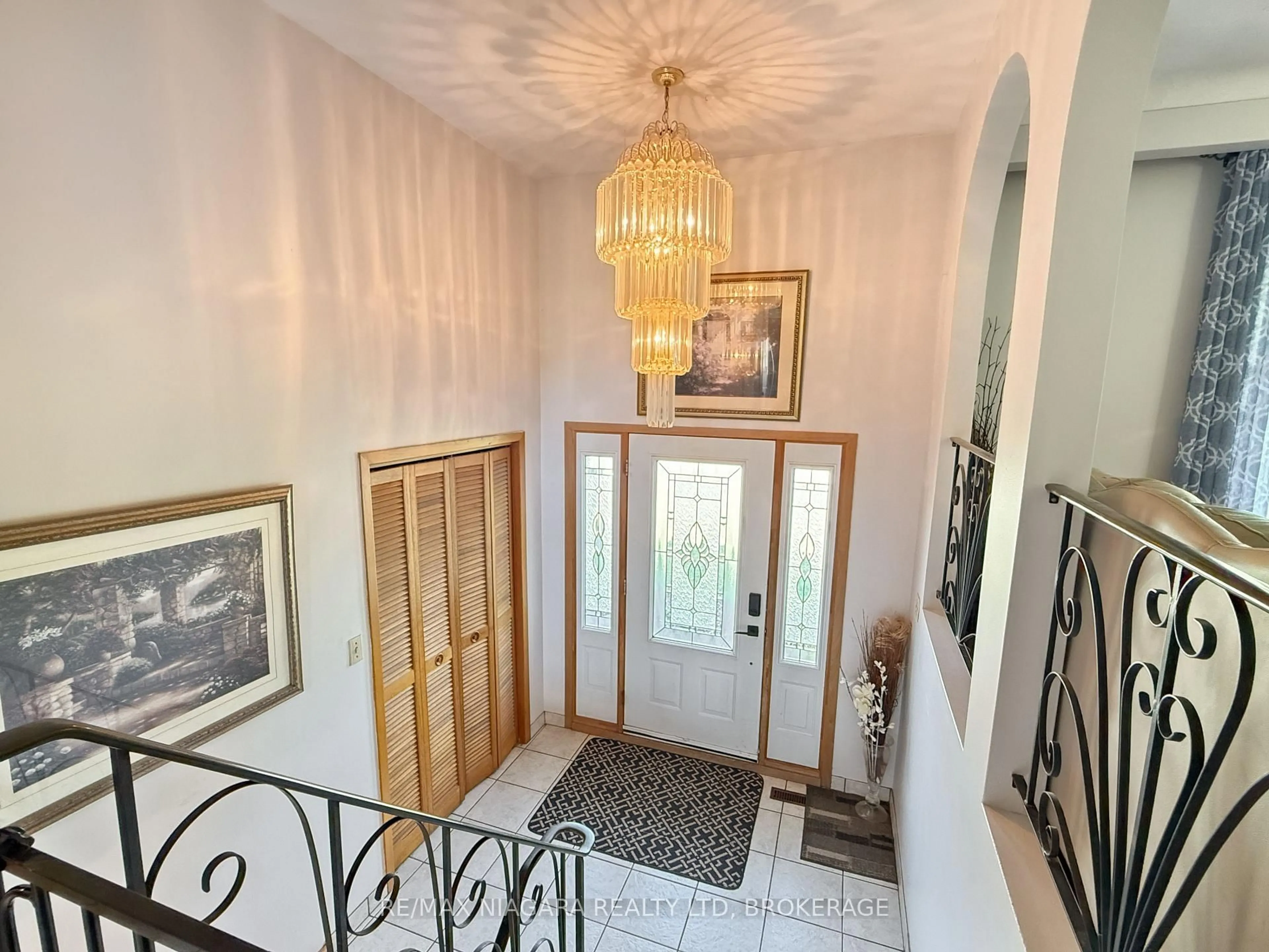 Indoor entryway for 318 Albany St, Fort Erie Ontario L2A 1L9