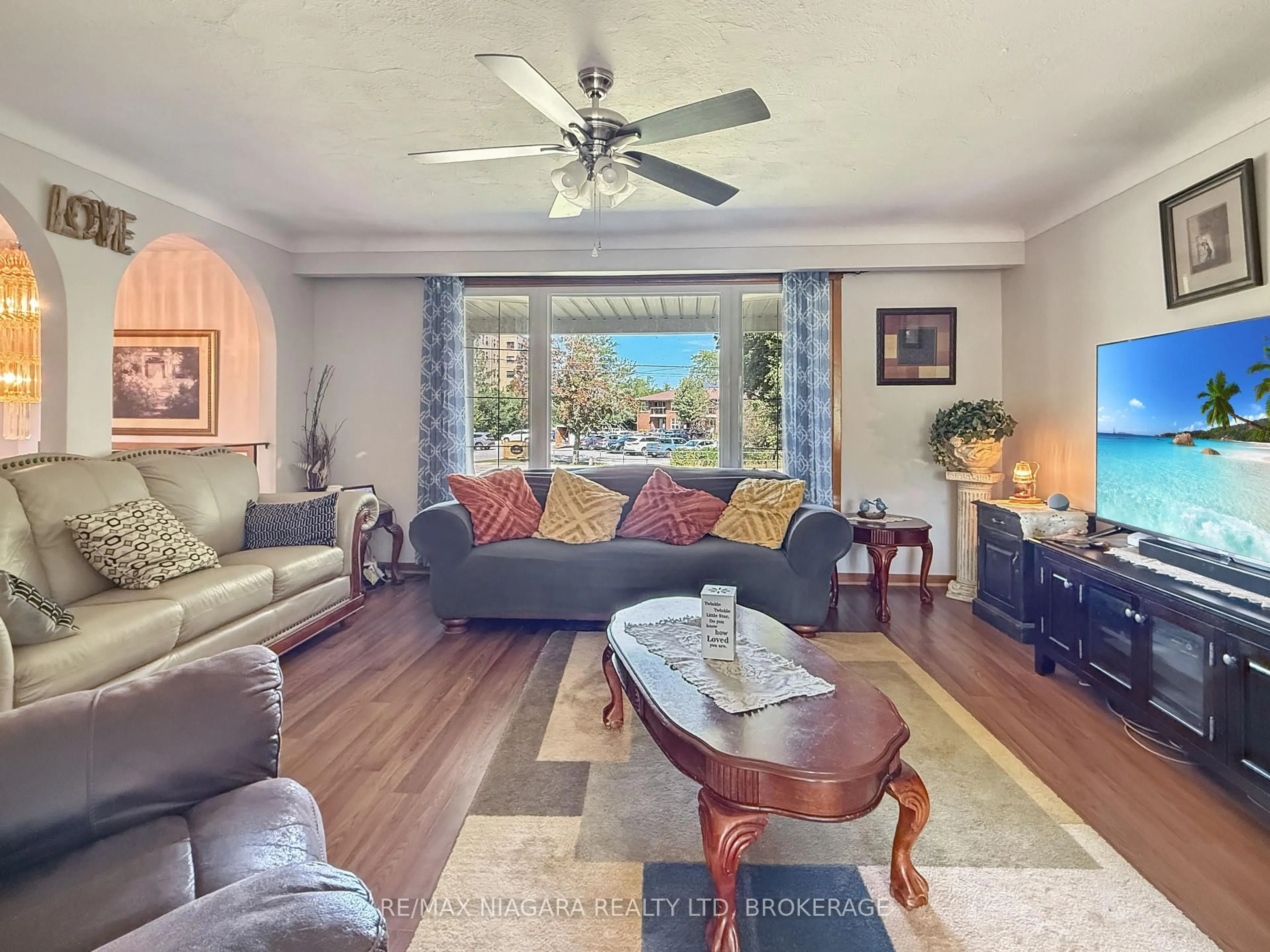 Living room with furniture, unknown for 318 Albany St, Fort Erie Ontario L2A 1L9