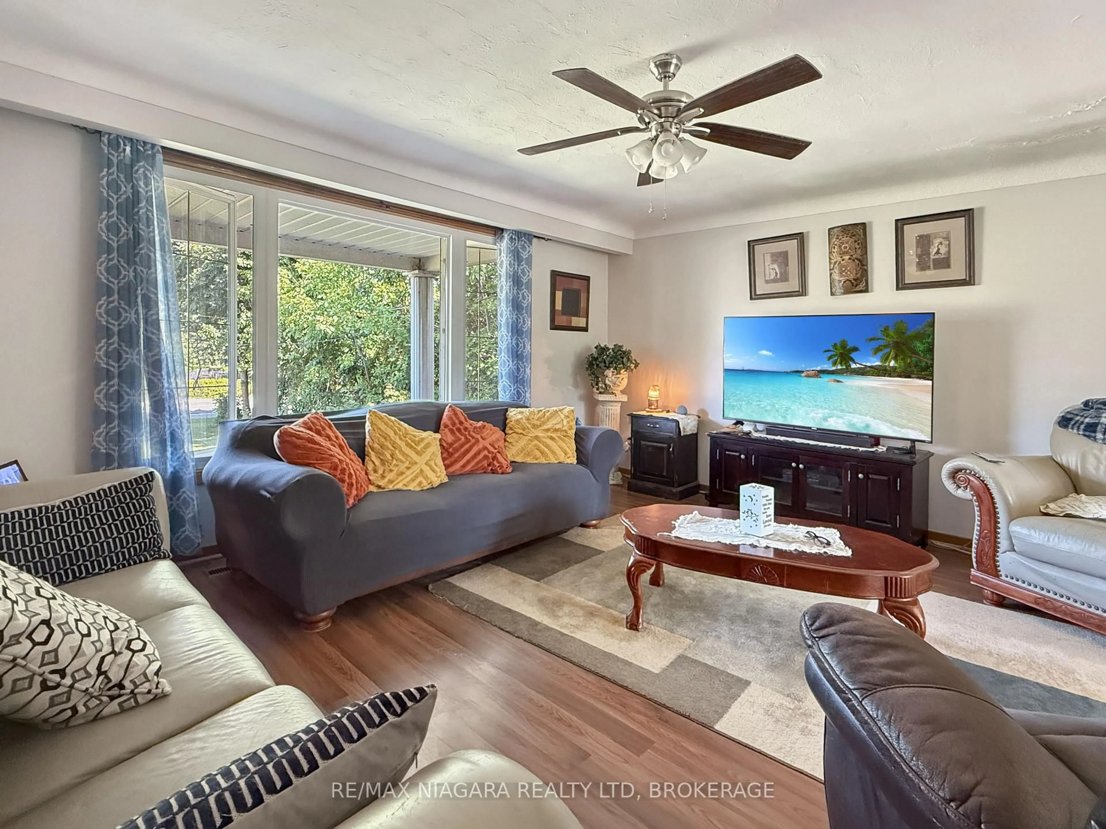 Living room with furniture, unknown for 318 Albany St, Fort Erie Ontario L2A 1L9