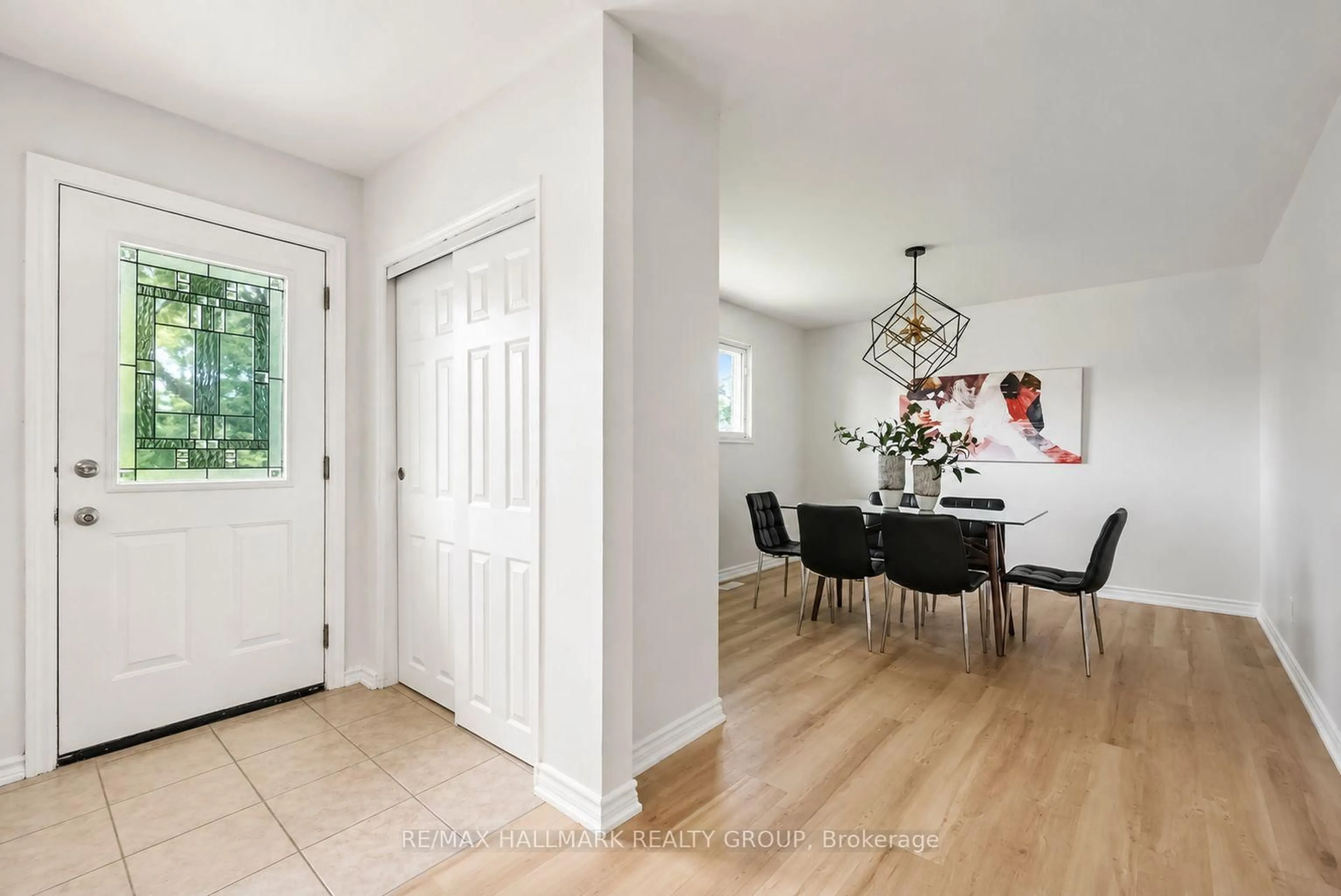 Indoor entryway for 1369 Duford Dr, Ottawa Ontario K1E 1E3