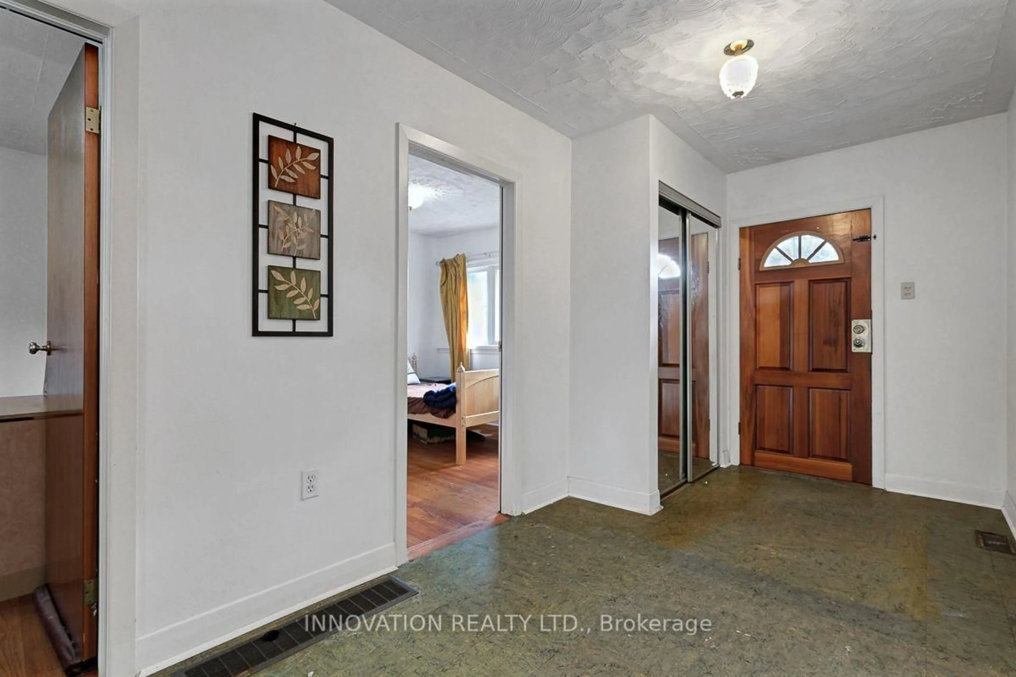 Indoor entryway for 3653 Albion Rd, Ottawa Ontario K1T 1A4
