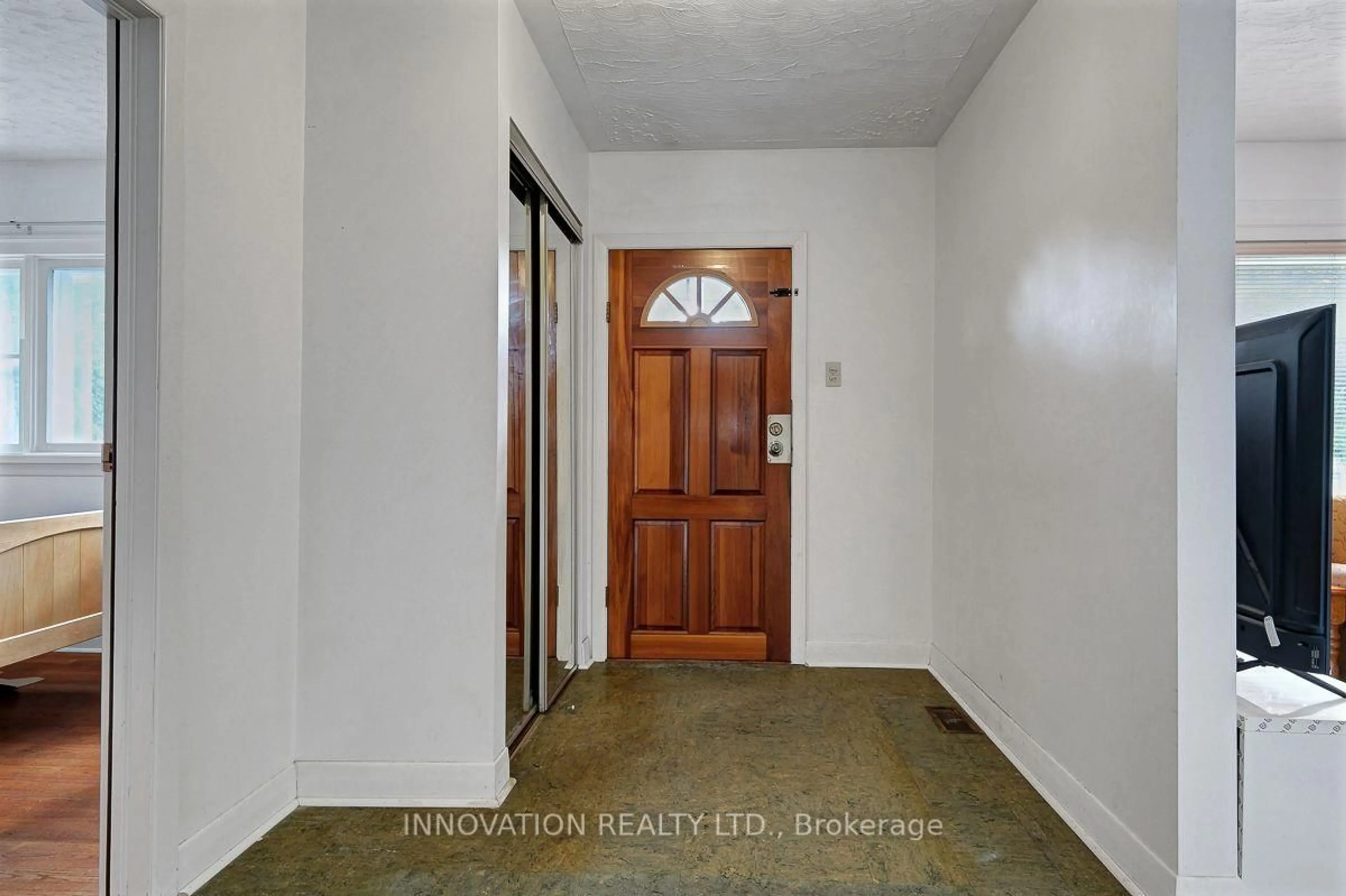 Indoor entryway for 3653 Albion Rd, Ottawa Ontario K1T 1A4