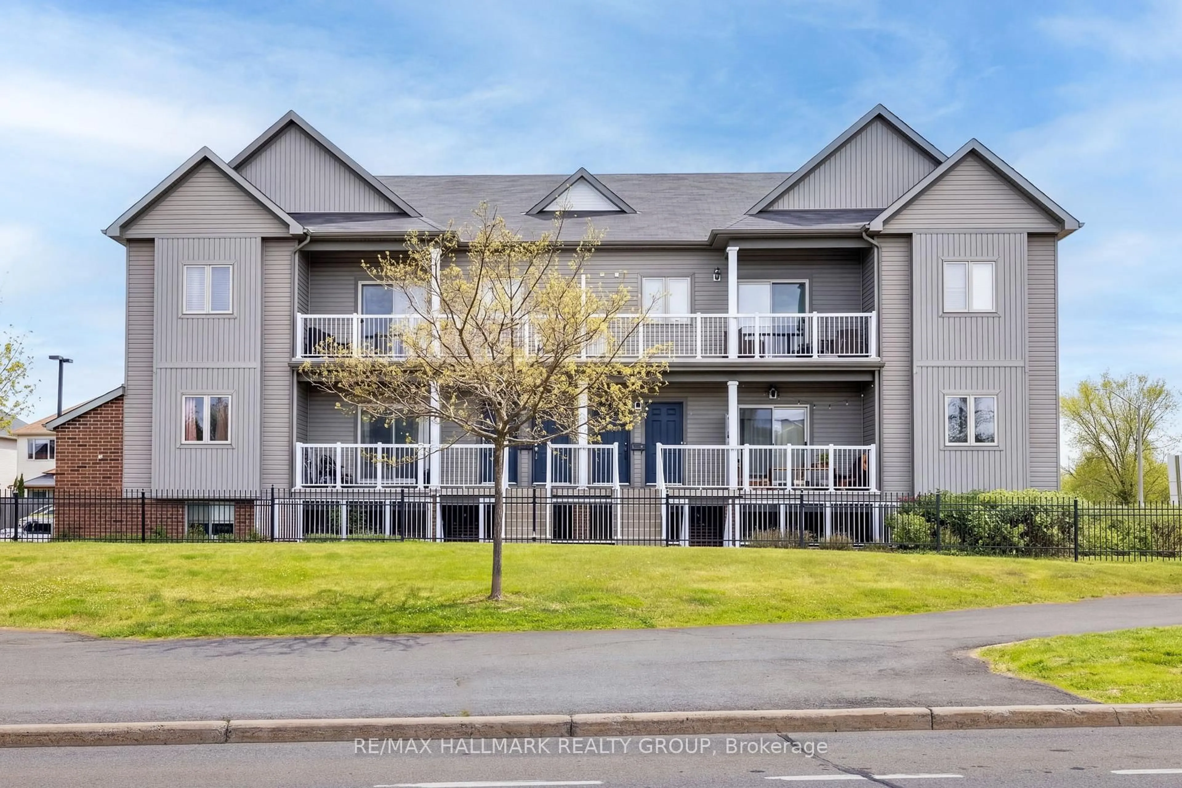 A pic from outside/outdoor area/front of a property/back of a property/a pic from drone, building for 42 Sternes Private, Orleans Ontario K4A 0X8