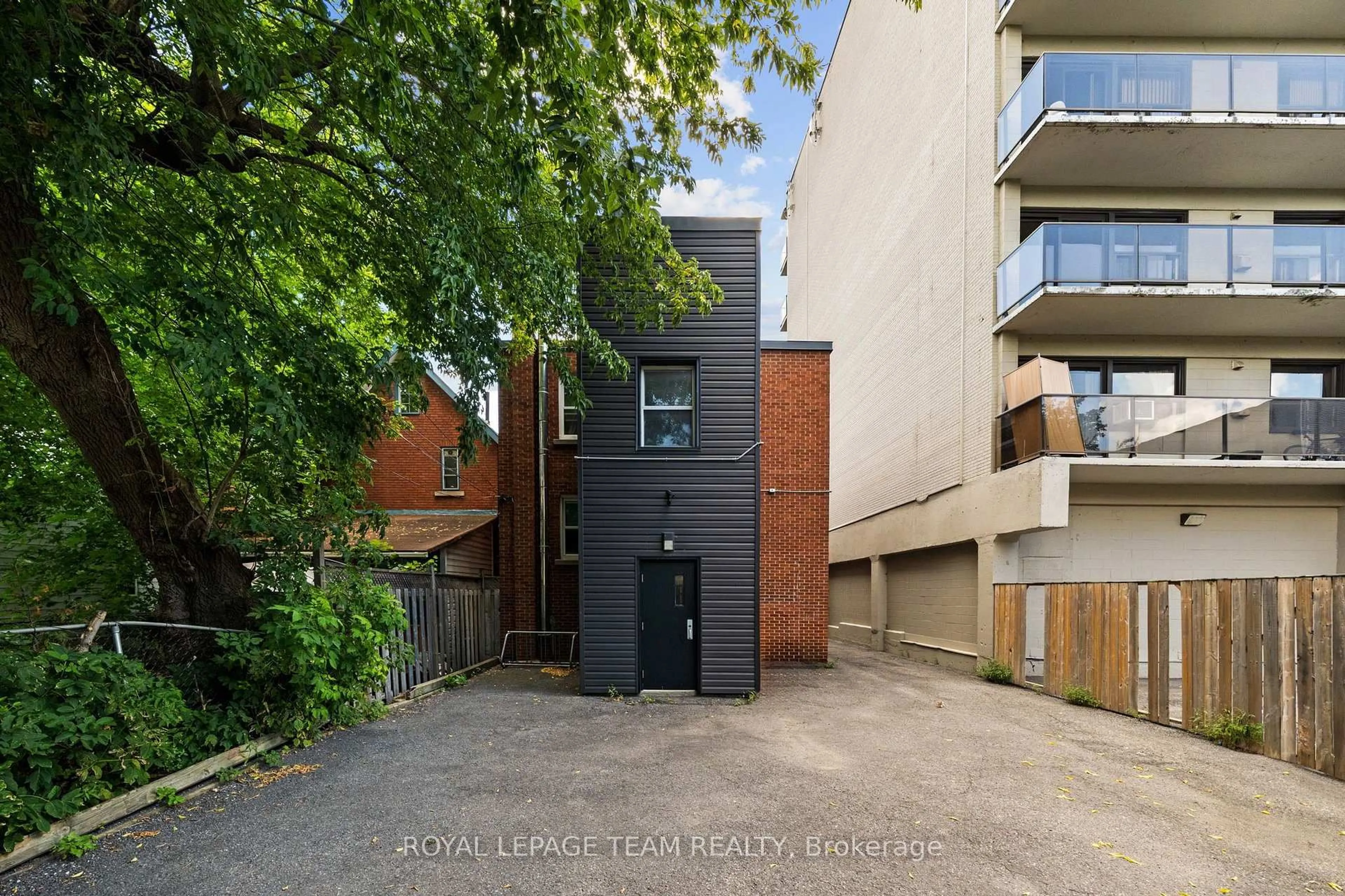 A pic from outside/outdoor area/front of a property/back of a property/a pic from drone, street for 331 Flora St, Ottawa Ontario K1R 5S1