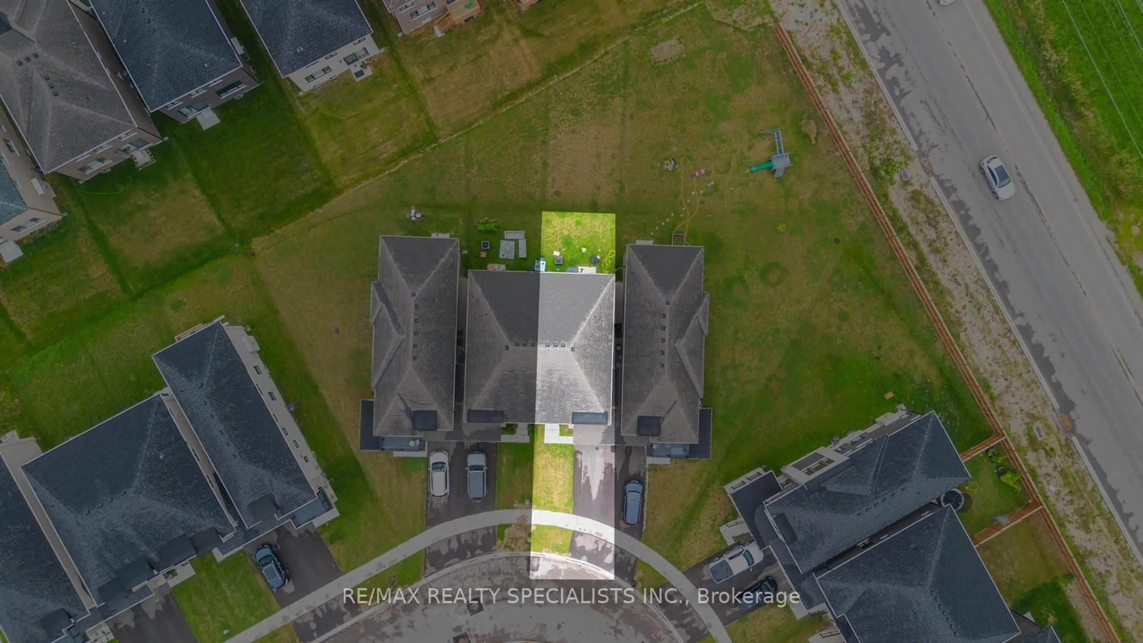 A pic from outside/outdoor area/front of a property/back of a property/a pic from drone, street for 908 Sobeski Ave, Woodstock Ontario N4T 0N7