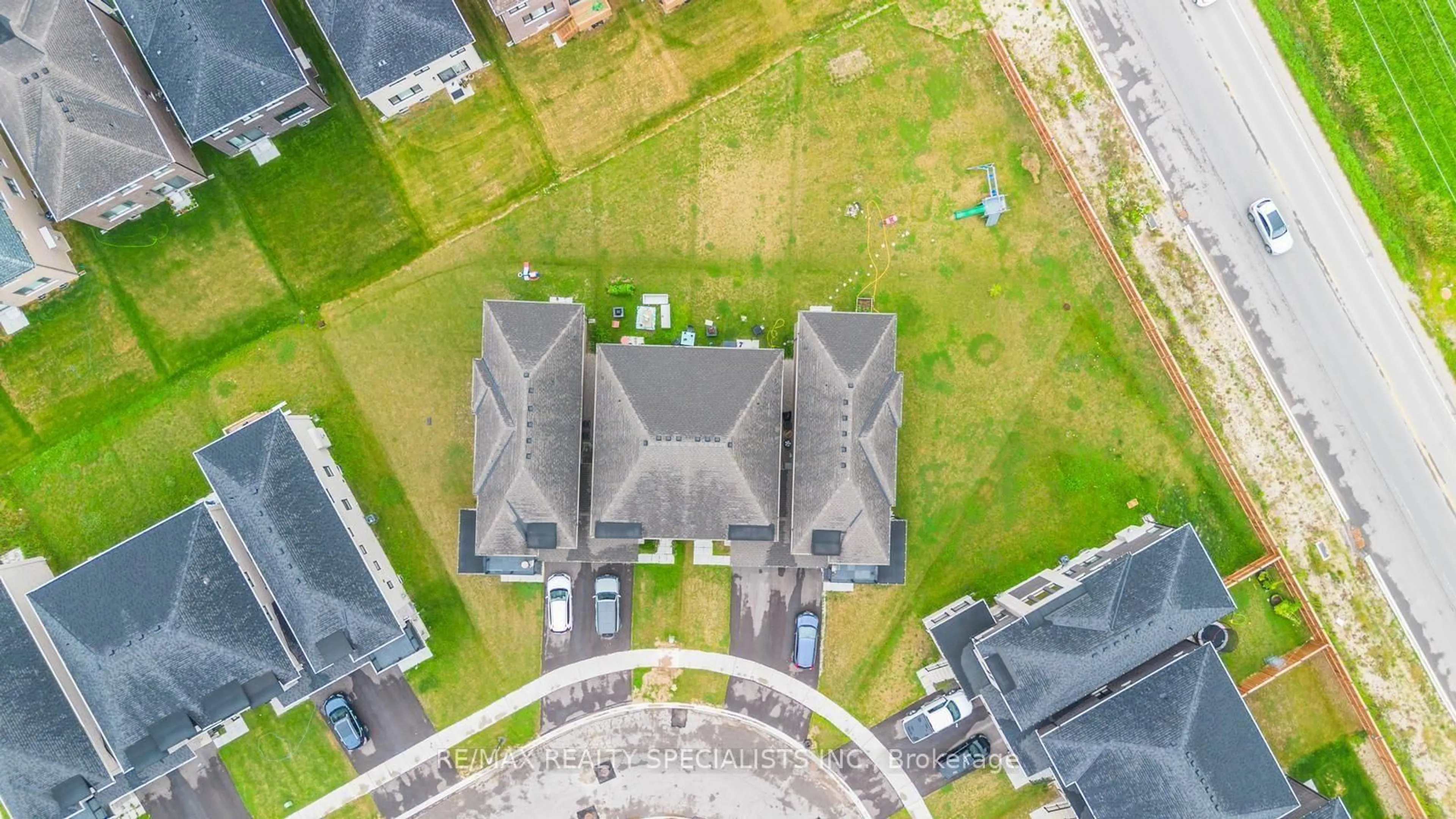 A pic from outside/outdoor area/front of a property/back of a property/a pic from drone, street for 908 Sobeski Ave, Woodstock Ontario N4T 0N7