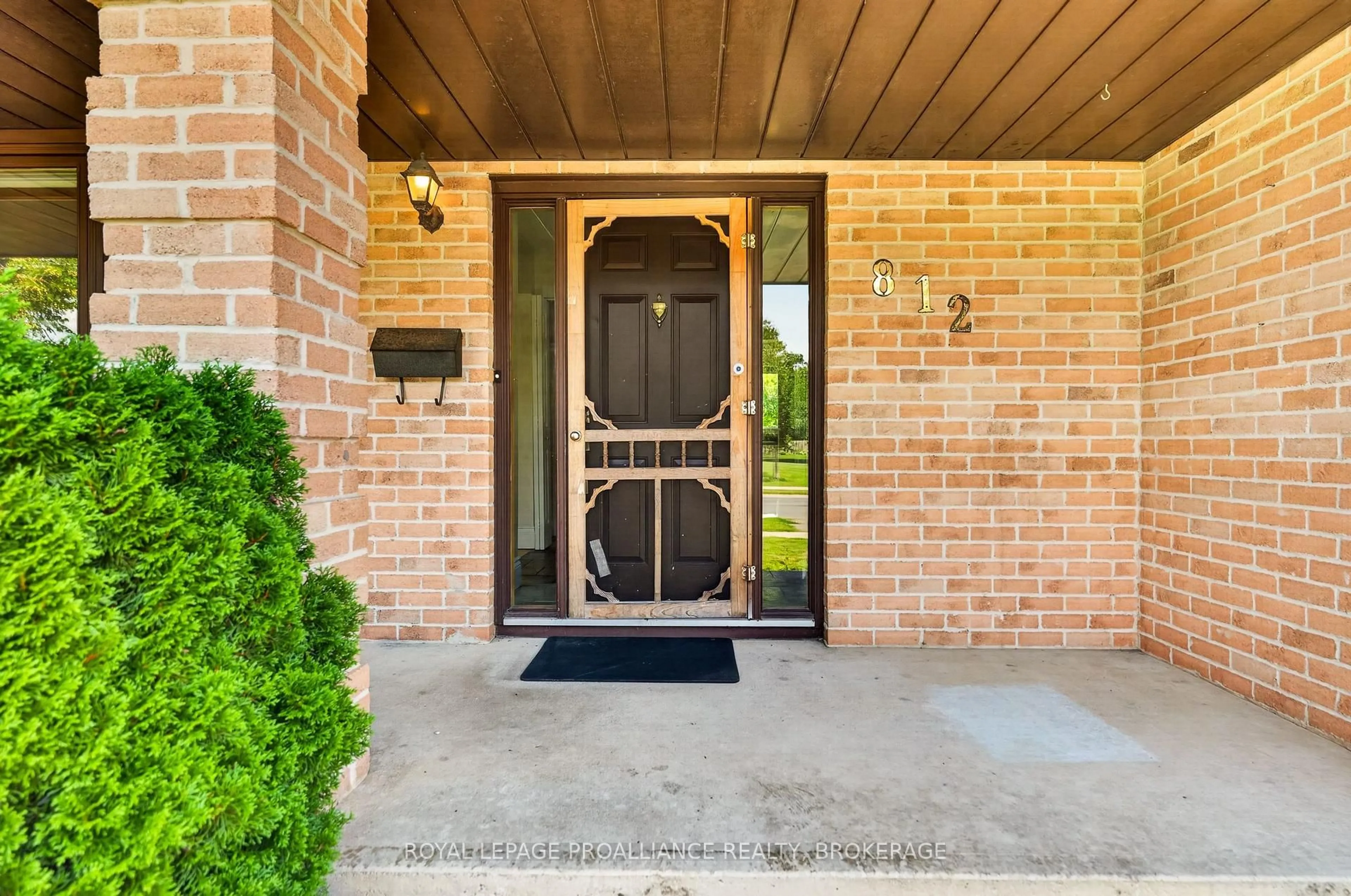 Indoor entryway for 812 Lancaster Dr, Kingston Ontario K7P 1P9
