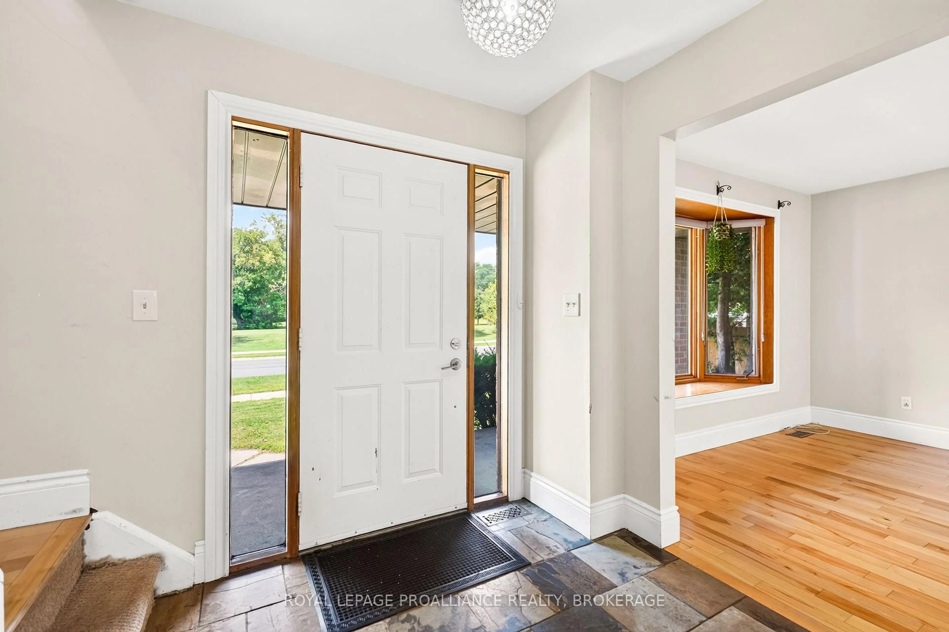 Indoor entryway for 812 Lancaster Dr, Kingston Ontario K7P 1P9