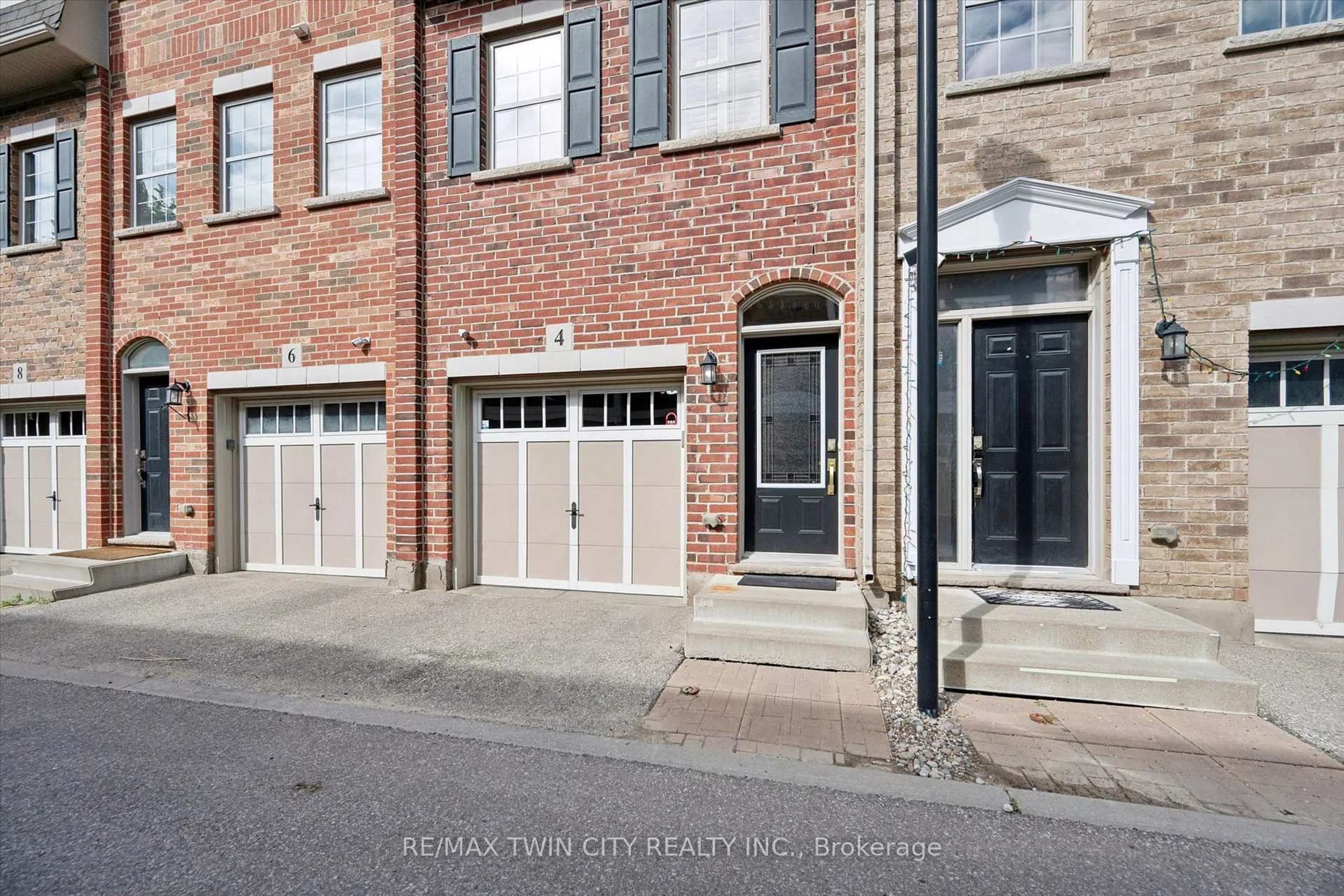 Home with brick exterior material, street for 4 Cheltenham Mews, Kitchener Ontario N2H 0B2