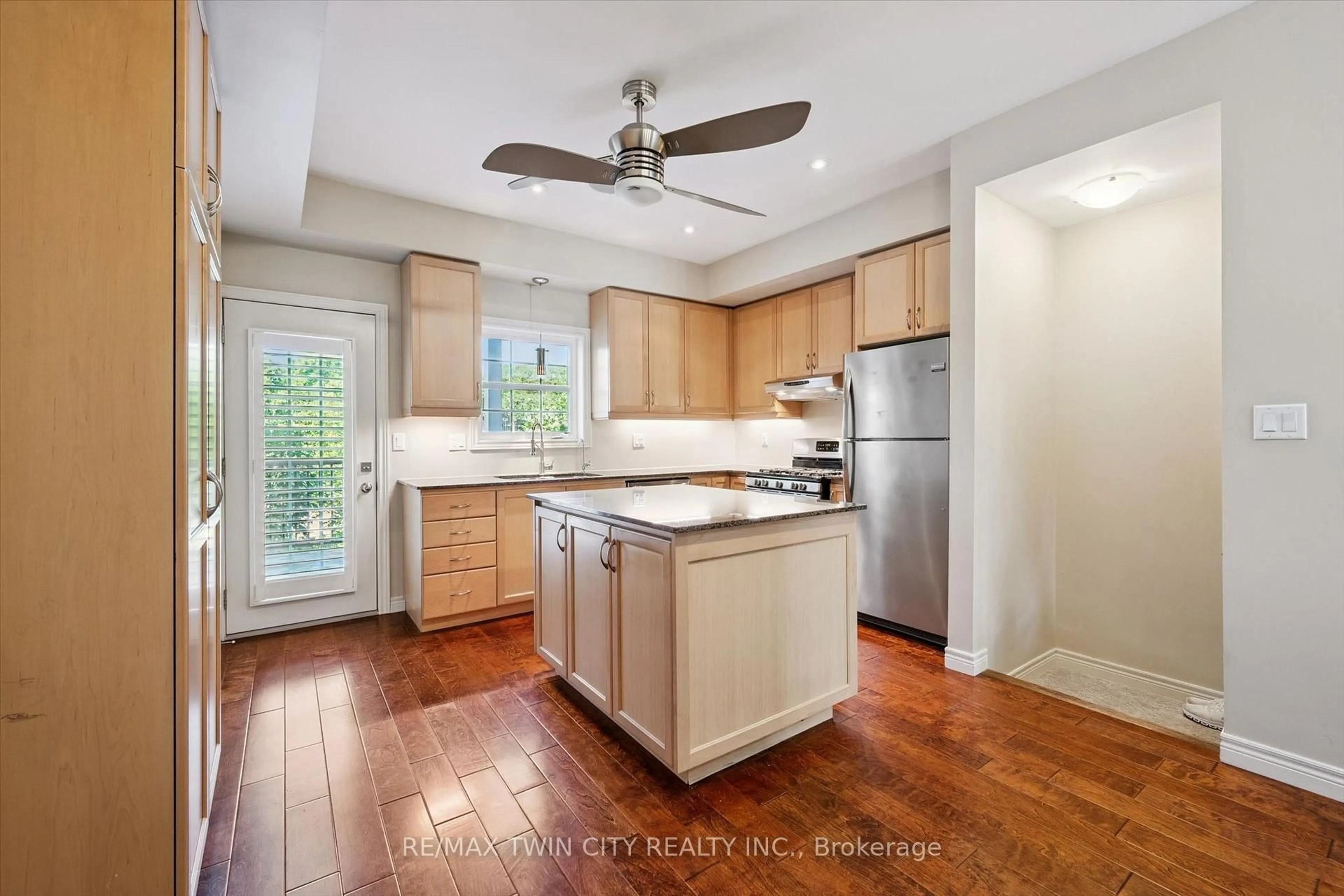 Open concept kitchen, unknown for 4 Cheltenham Mews, Kitchener Ontario N2H 0B2