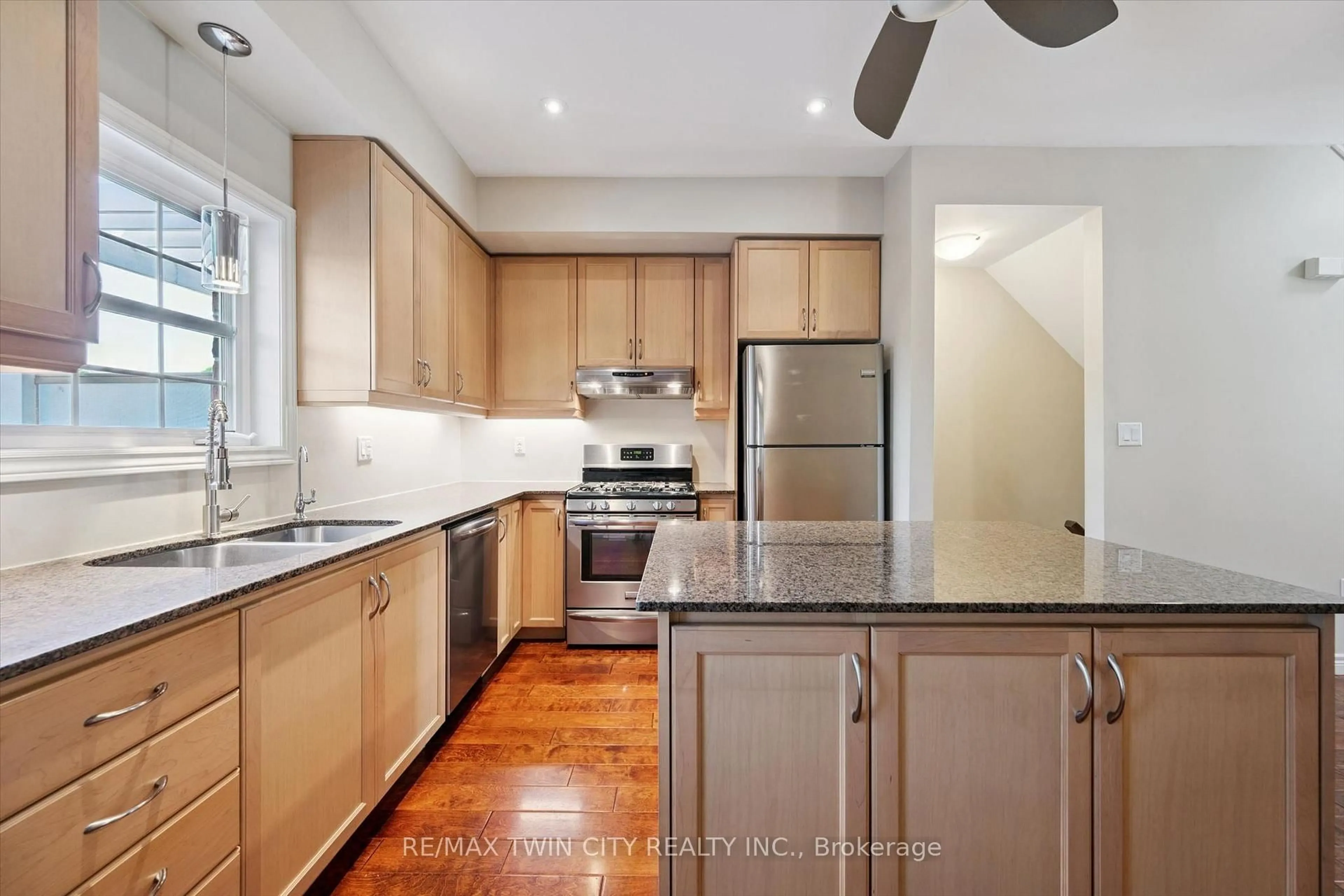 Unknown for 4 Cheltenham Mews, Kitchener Ontario N2H 0B2