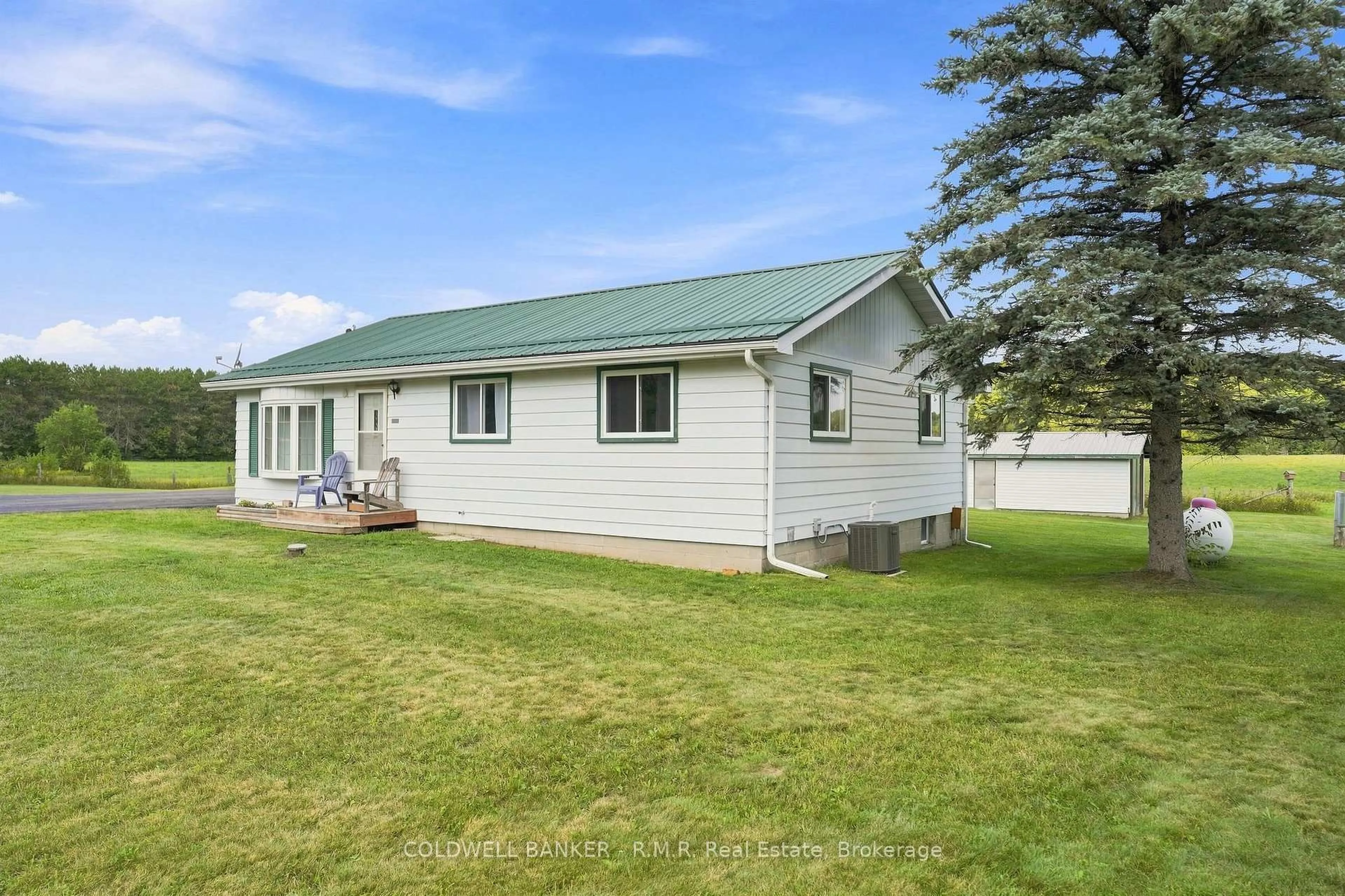 Home with vinyl exterior material, building for 1695 Horseshoe Lake Rd, Minden Hills Ontario K0M 2K0