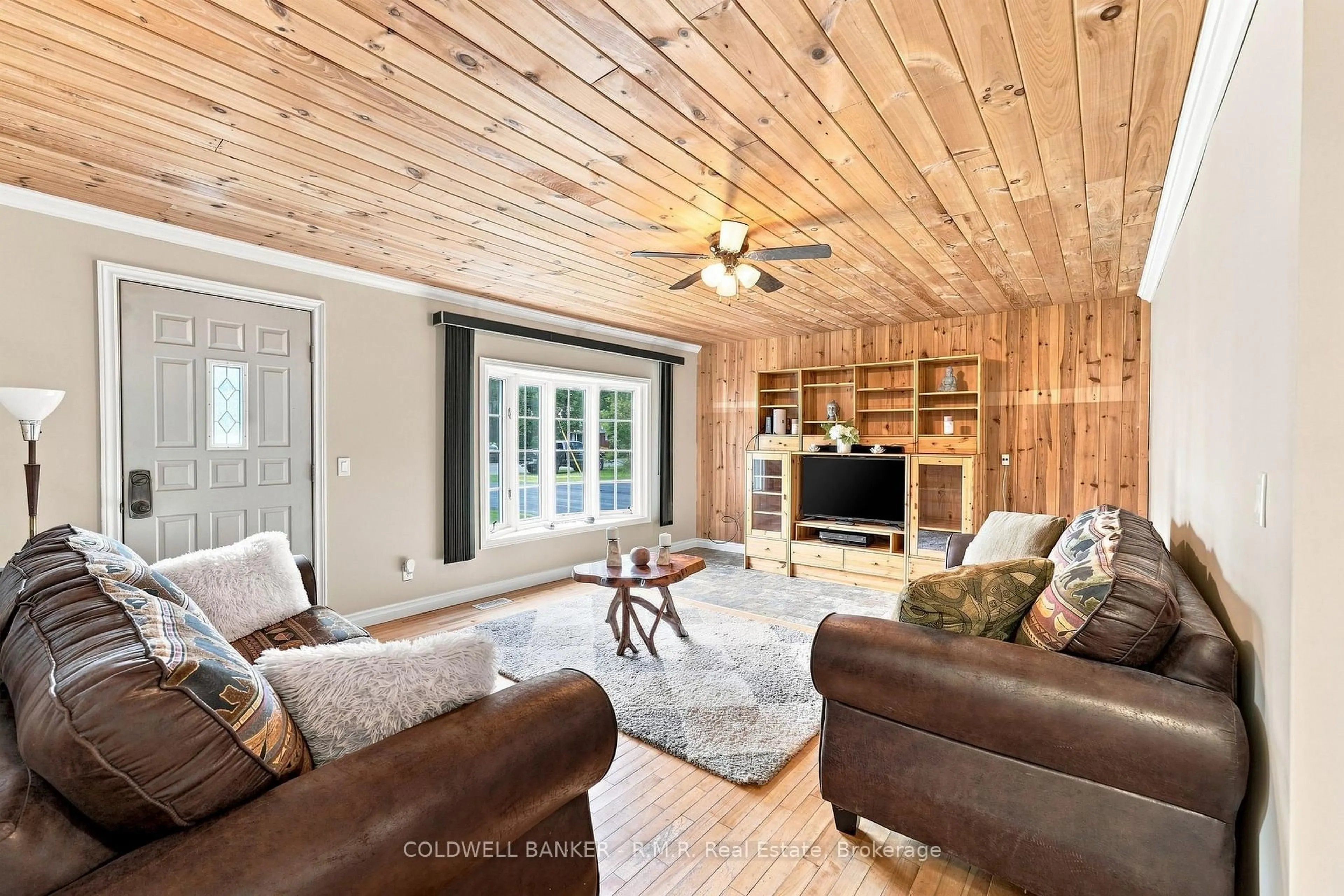 Living room with furniture, wood/laminate floor for 1695 Horseshoe Lake Rd, Minden Hills Ontario K0M 2K0