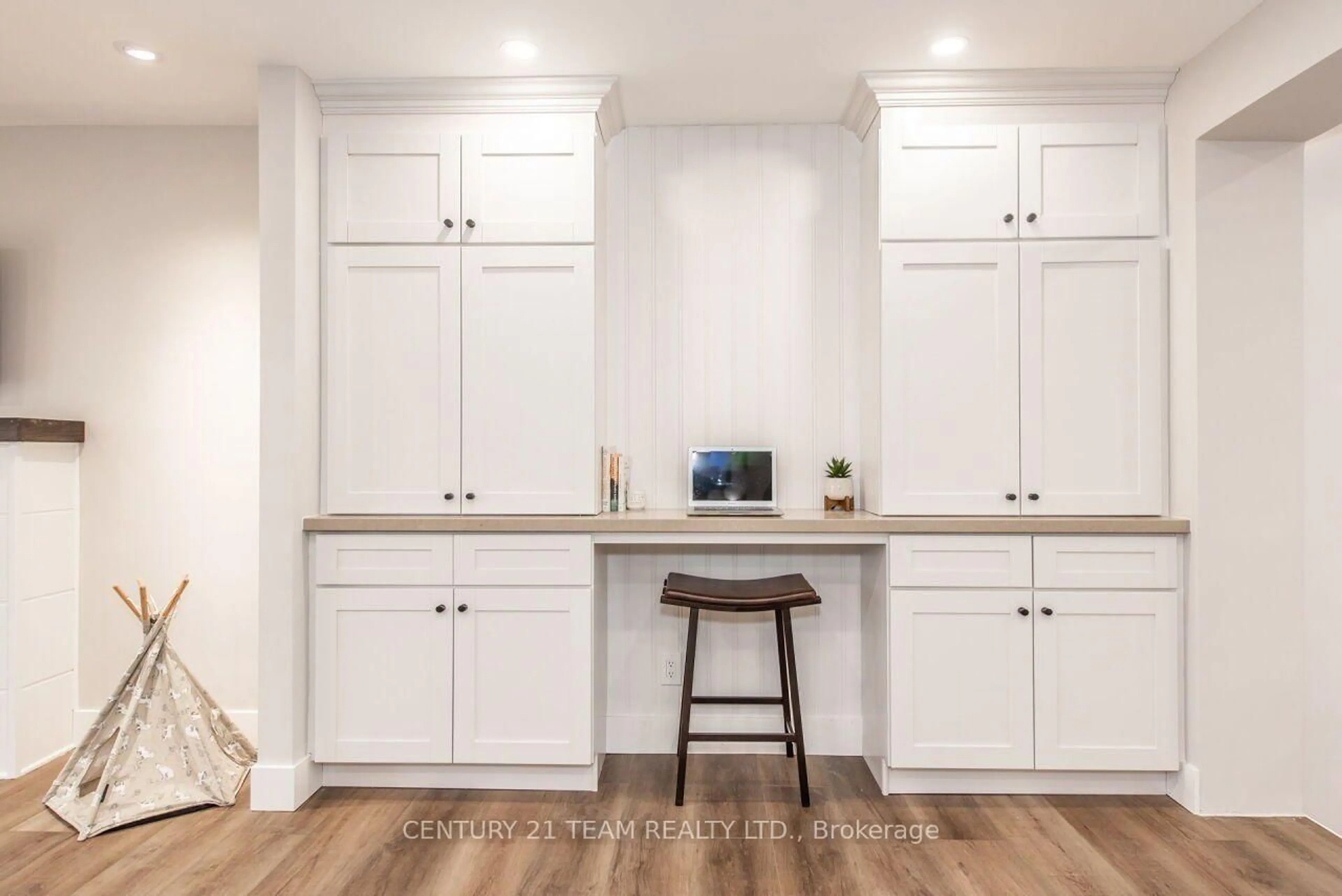 Open concept kitchen, wood/laminate floor for 190 Margaret St, West Lincoln Ontario L0R 2A0