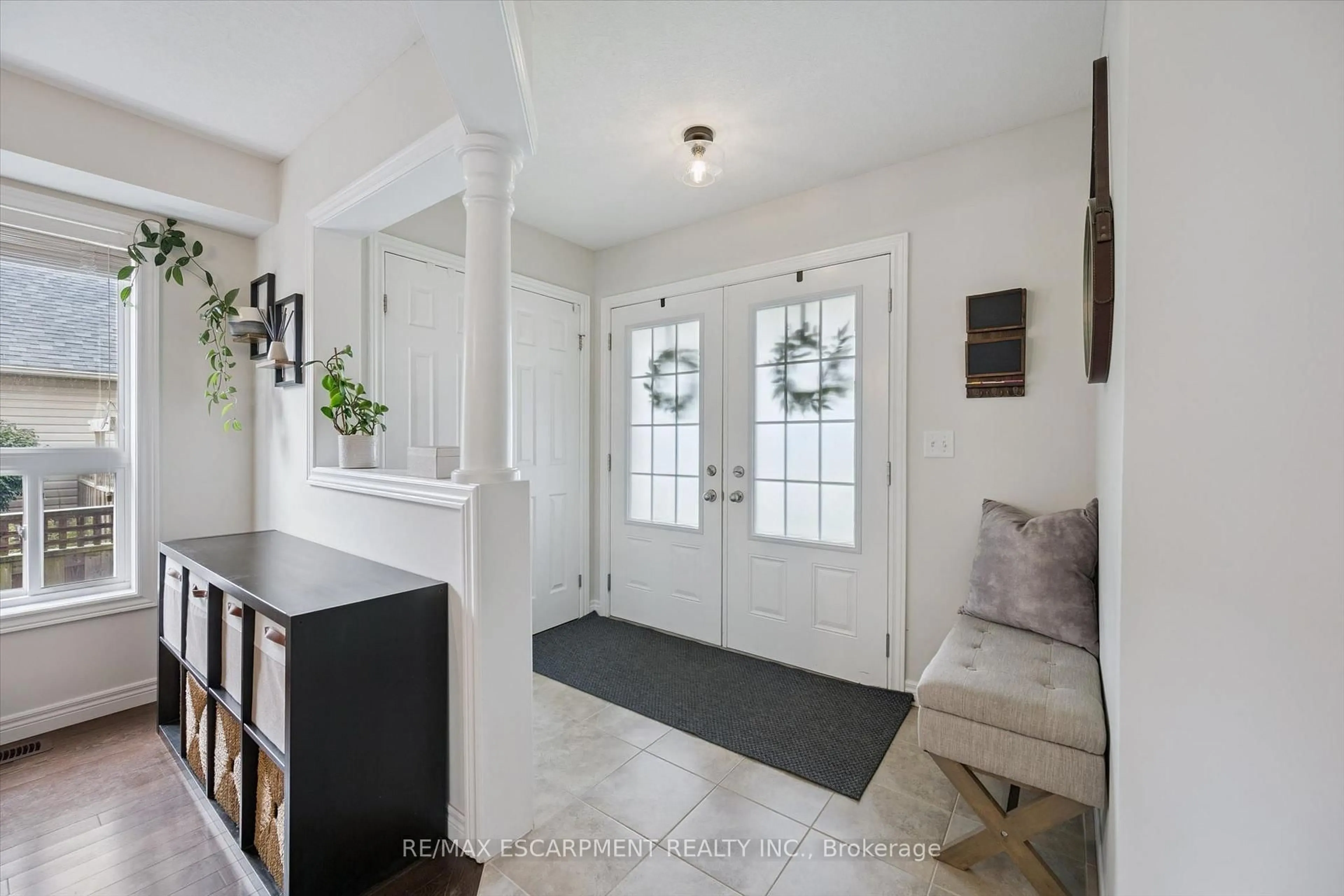 Indoor entryway for 193 Hilltop Dr, North Dumfries Ontario N0B 1E0