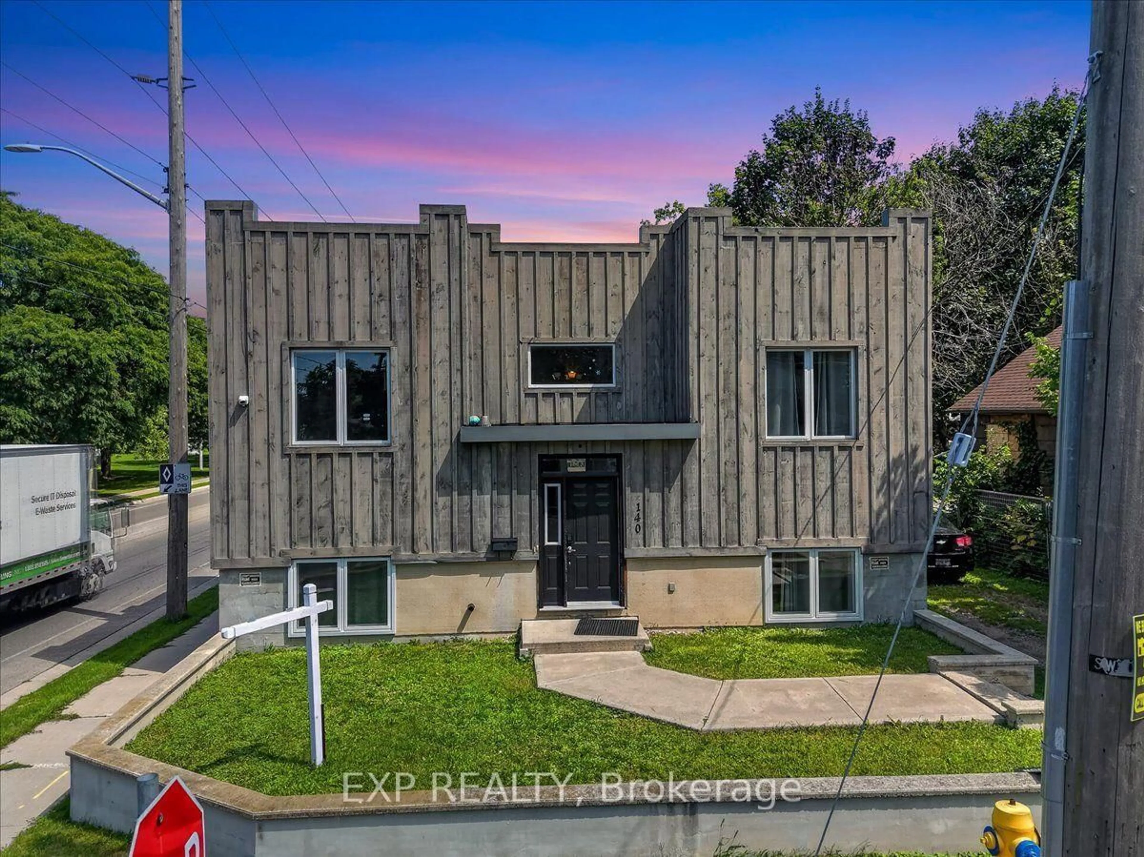 A pic from outside/outdoor area/front of a property/back of a property/a pic from drone, building for 140 Boullee St, London East Ontario N5Y 1T7