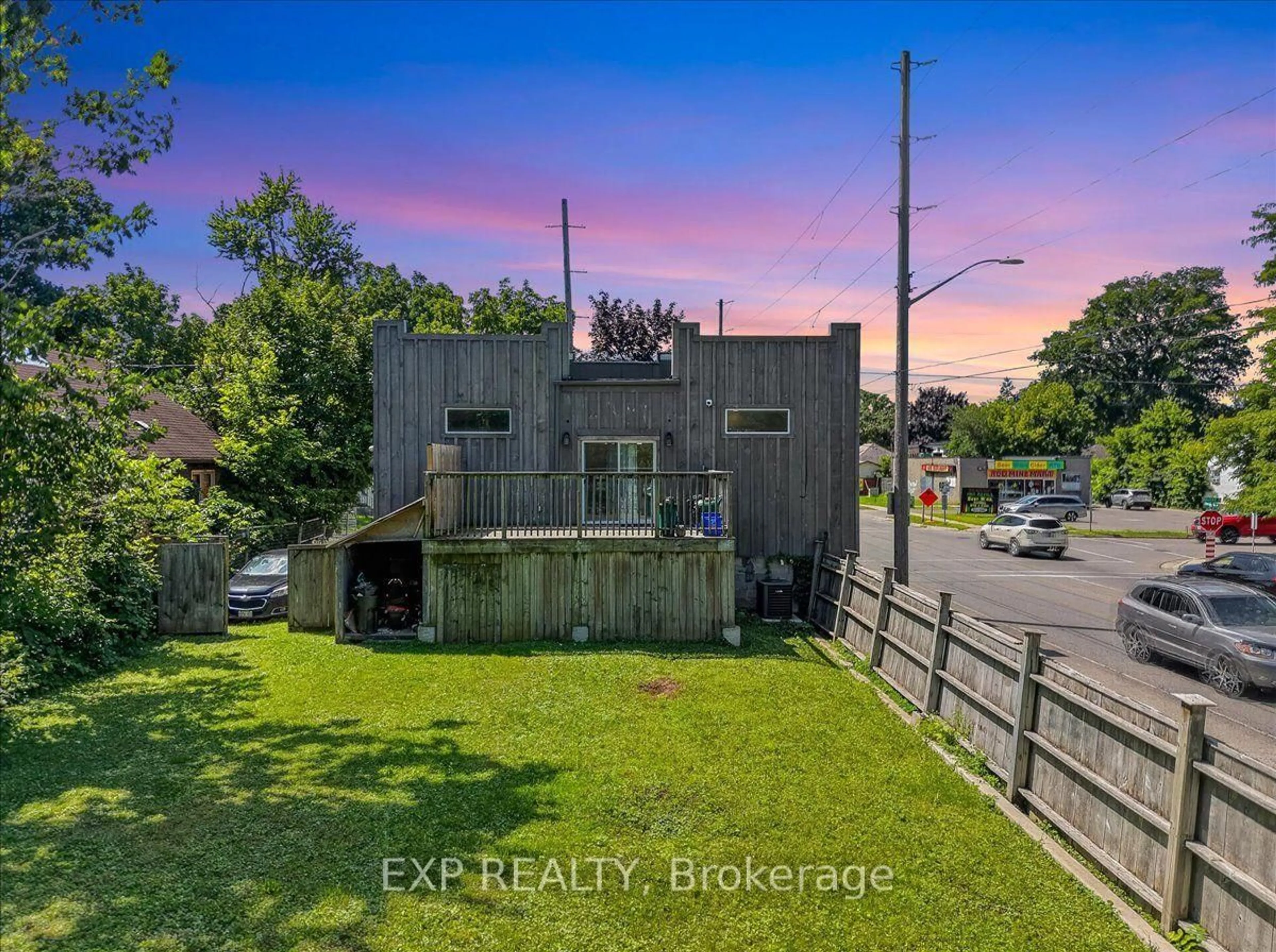A pic from outside/outdoor area/front of a property/back of a property/a pic from drone, unknown for 140 Boullee St, London East Ontario N5Y 1T7